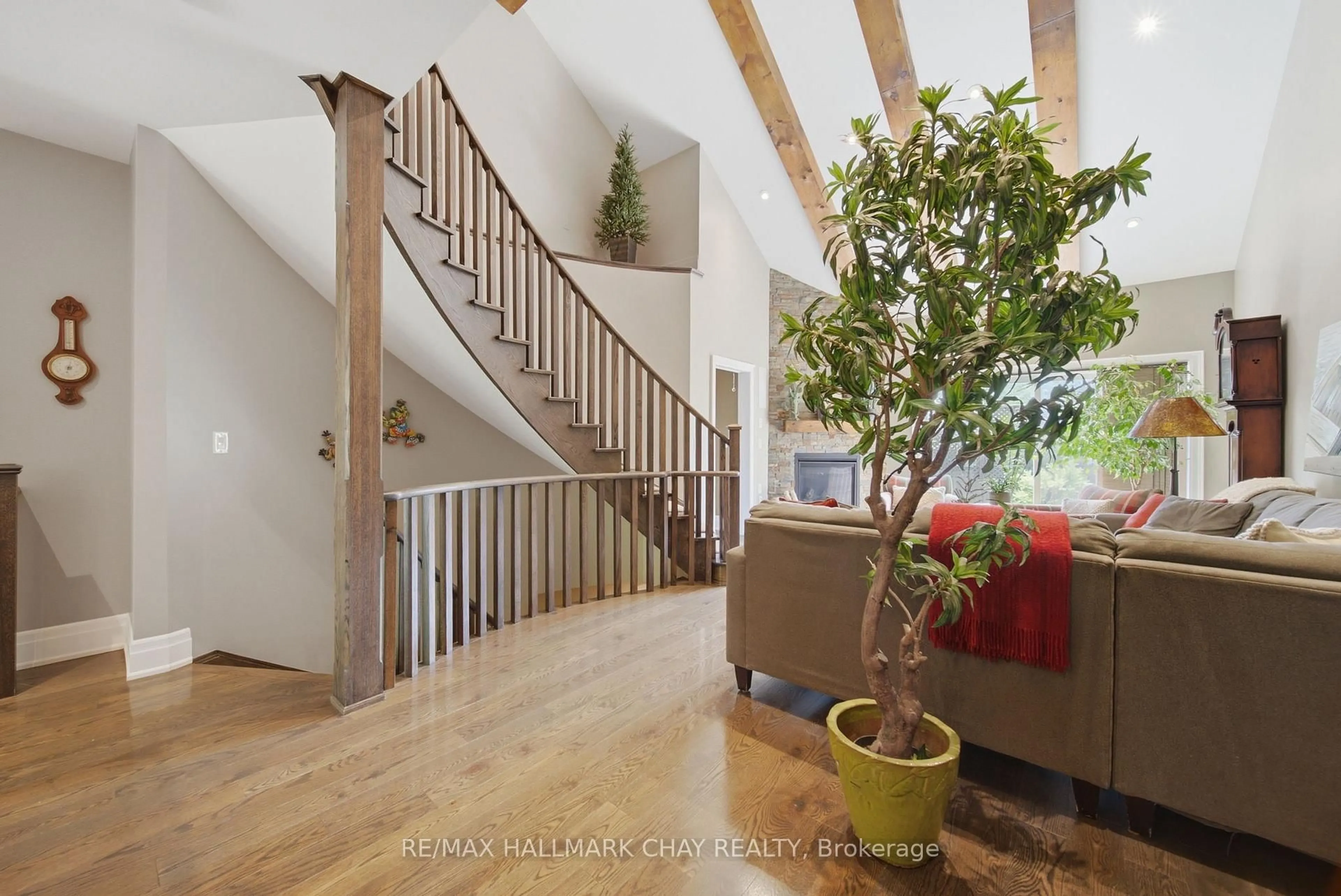 Indoor foyer for 3306 Summerhill Way, Severn Ontario L3V 0E1
