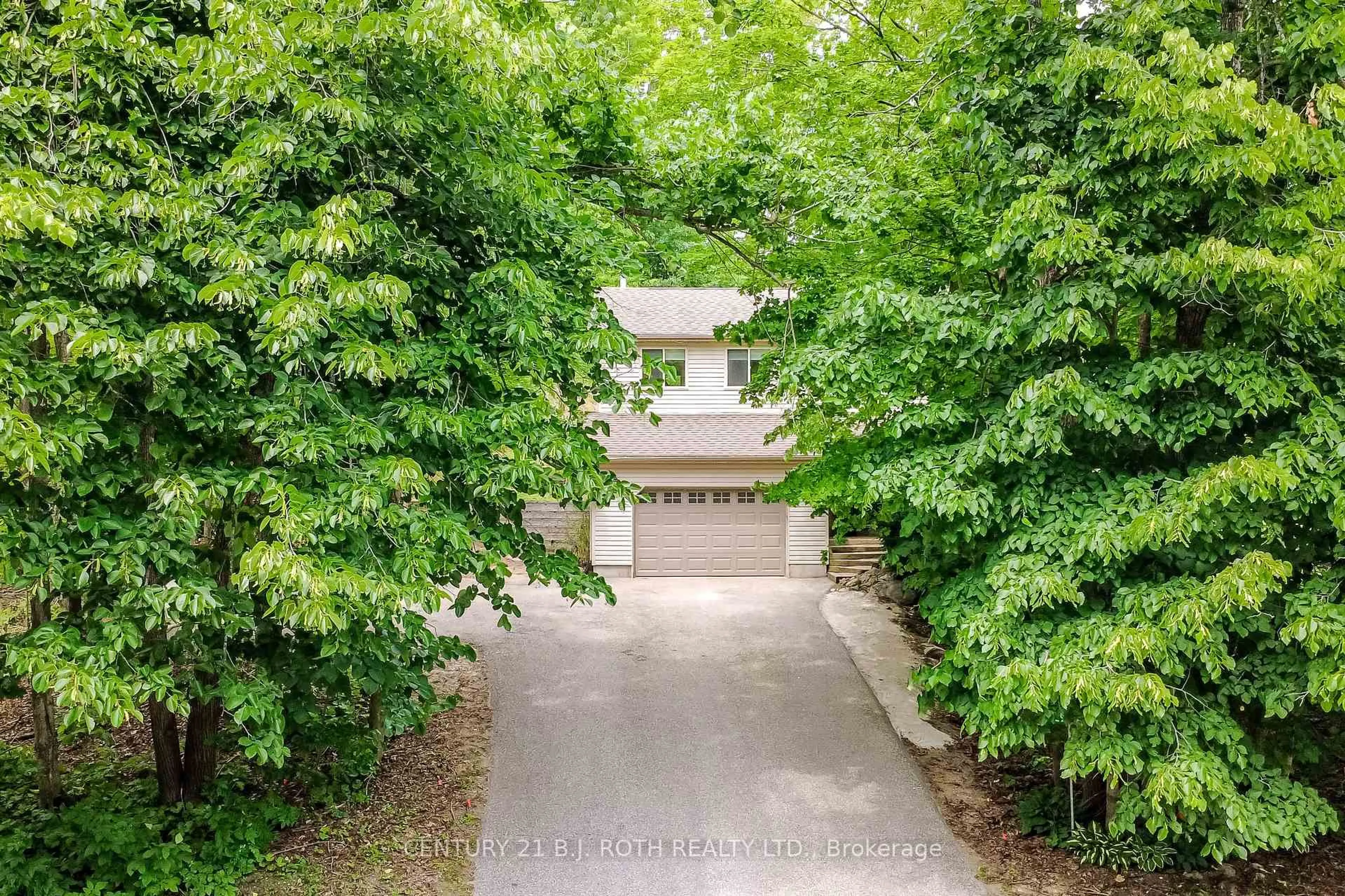 A pic from outside/outdoor area/front of a property/back of a property/a pic from drone, street for 29 ALGONQUIN Tr, Oro-Medonte Ontario L0K 1E0