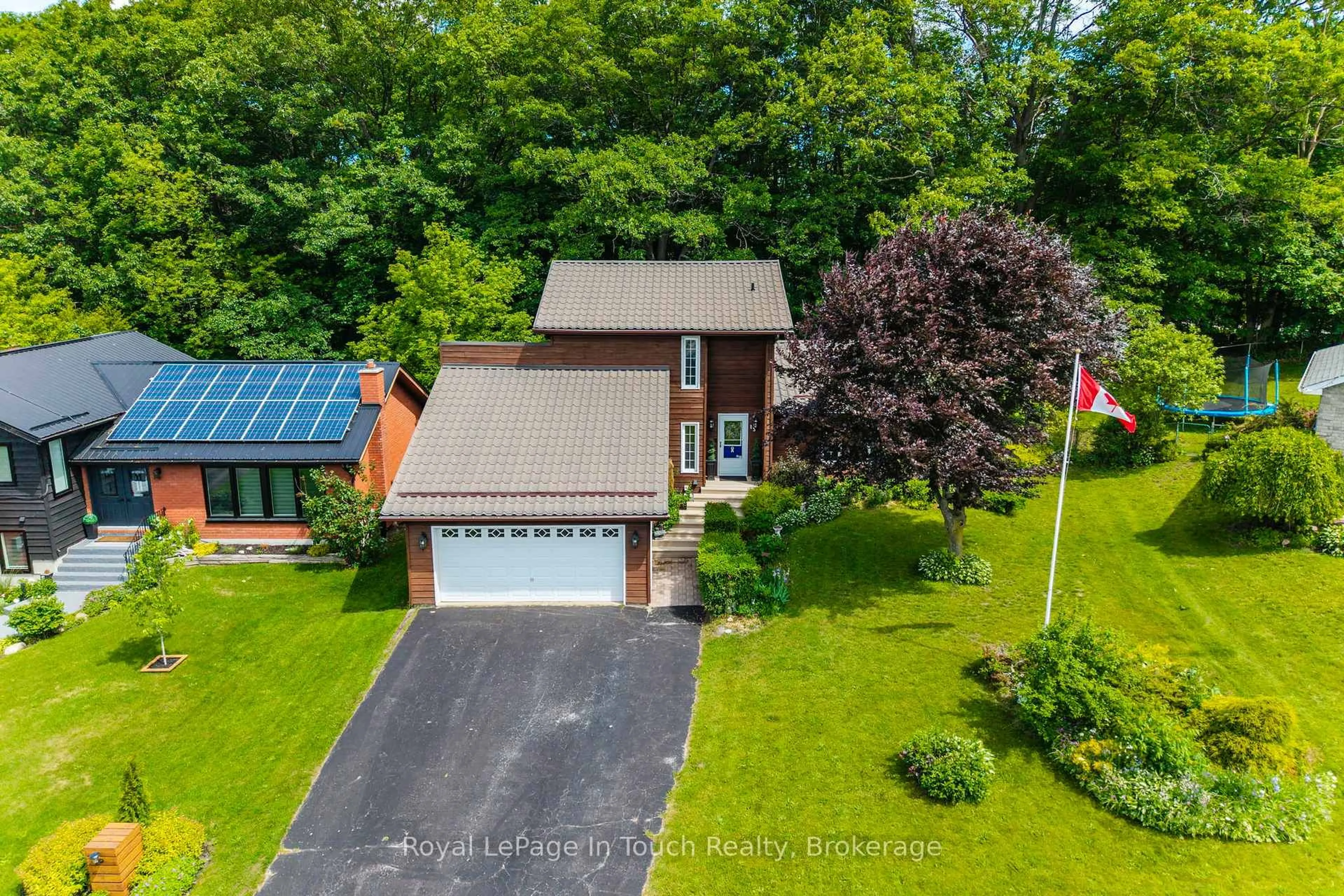 A pic from outside/outdoor area/front of a property/back of a property/a pic from drone, street for 13 Hallen Dr, Penetanguishene Ontario L9M 1G2