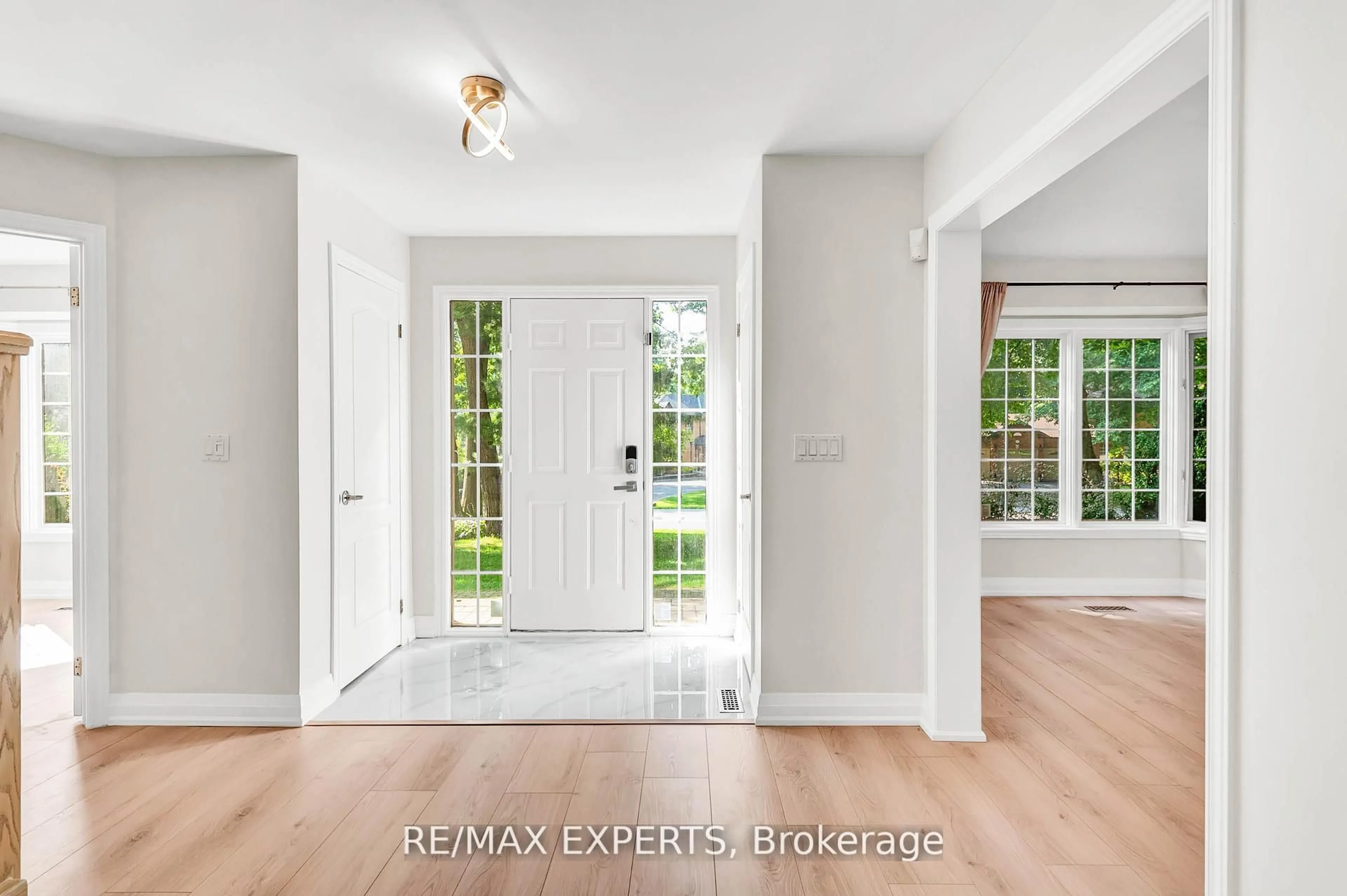 Indoor entryway for 14 Alana Dr, Springwater Ontario L9X 0S2