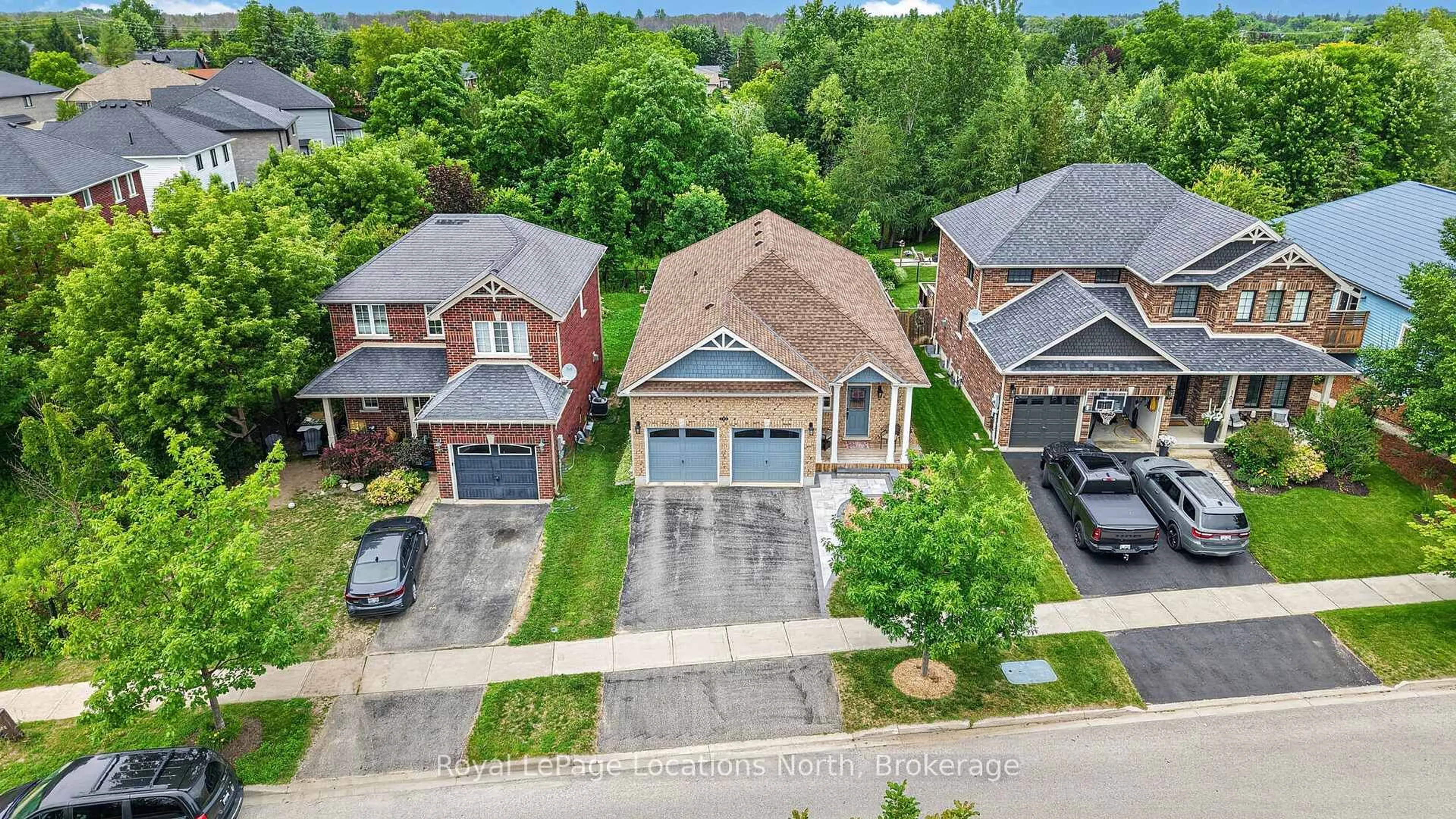 A pic from outside/outdoor area/front of a property/back of a property/a pic from drone, street for 165 Findlay Dr, Collingwood Ontario L9Y 0H4