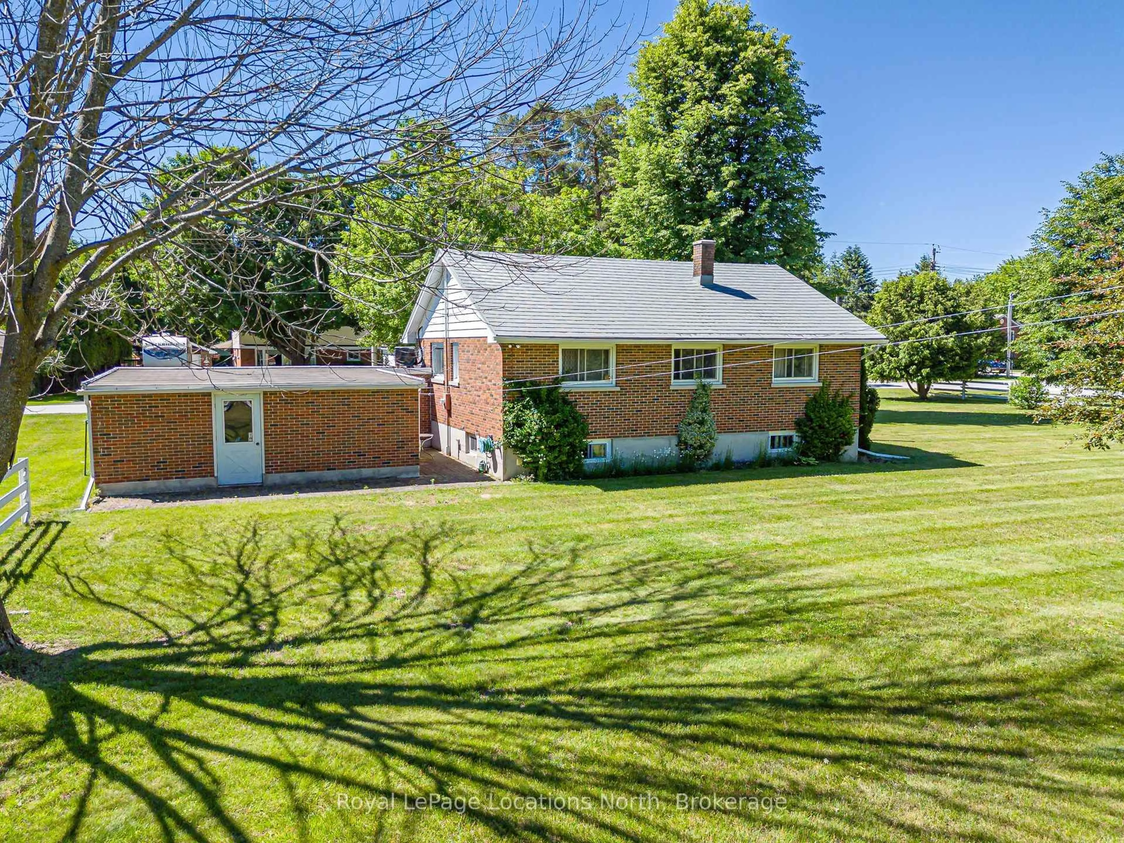 A pic from outside/outdoor area/front of a property/back of a property/a pic from drone, unknown for 2 Buist St, Clearview Ontario L0M 1P0