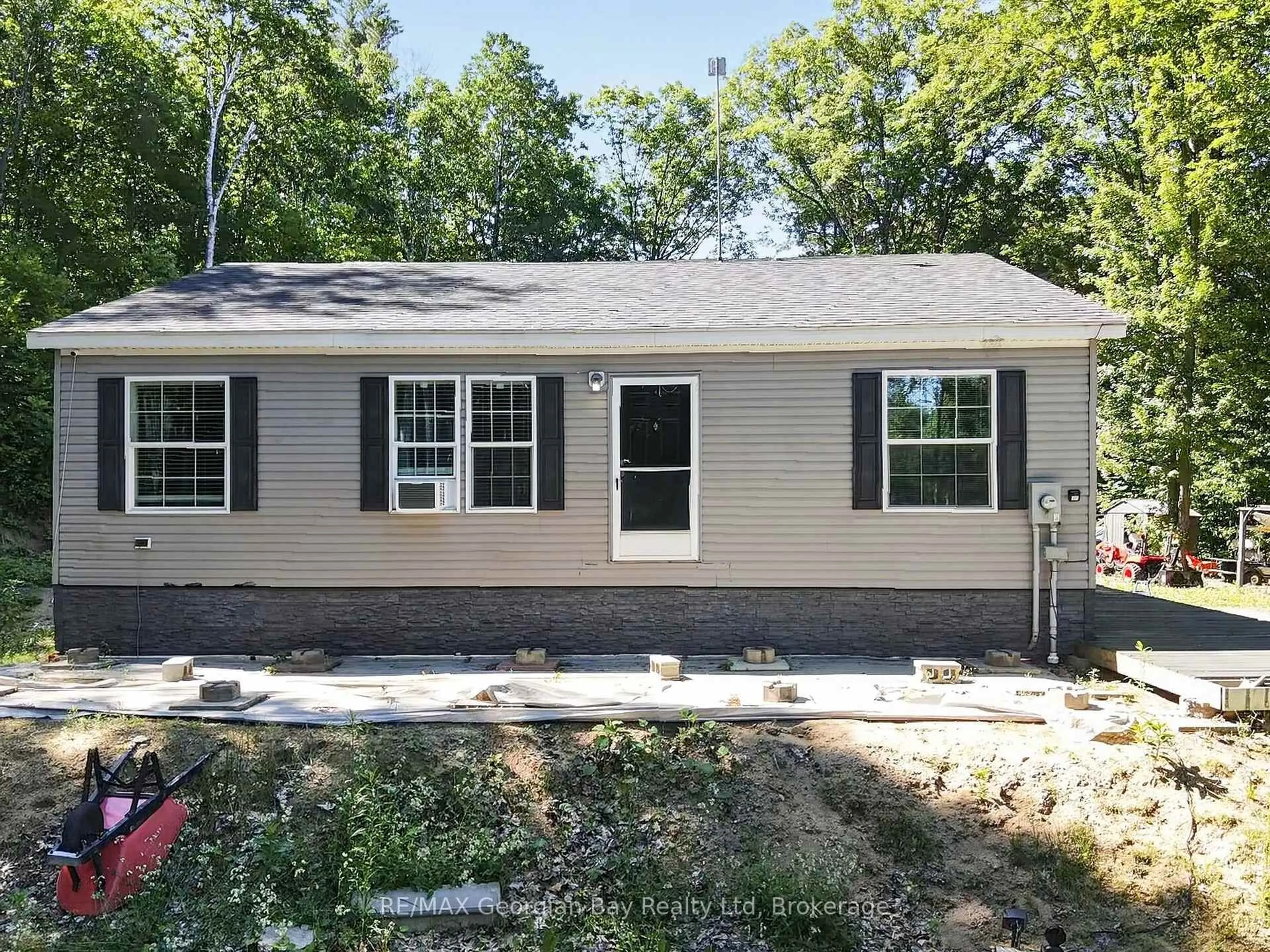 Home with vinyl exterior material, street for 927 Vindin St, Midland Ontario L4R 4L9