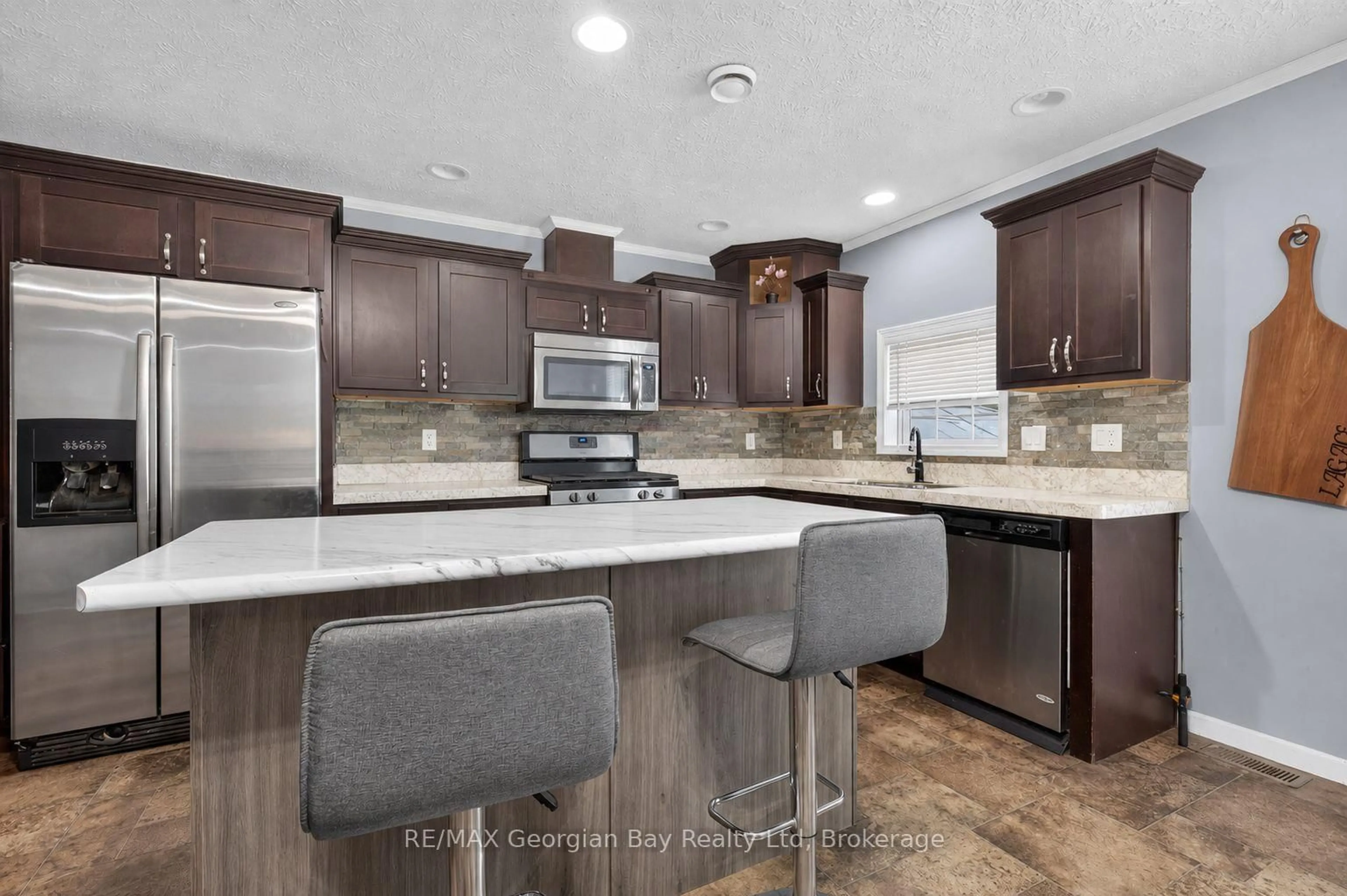 Open concept kitchen, ceramic/tile floor for 927 Vindin St, Midland Ontario L4R 4L9