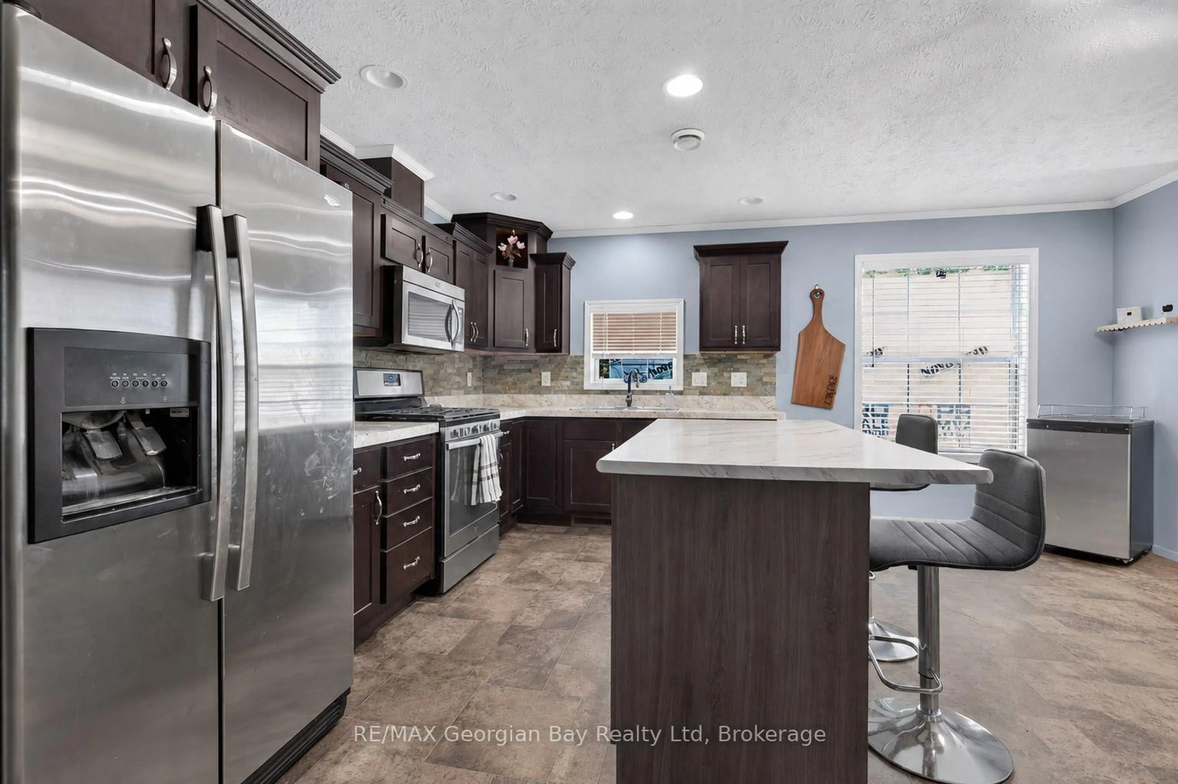 Open concept kitchen, ceramic/tile floor for 927 Vindin St, Midland Ontario L4R 4L9