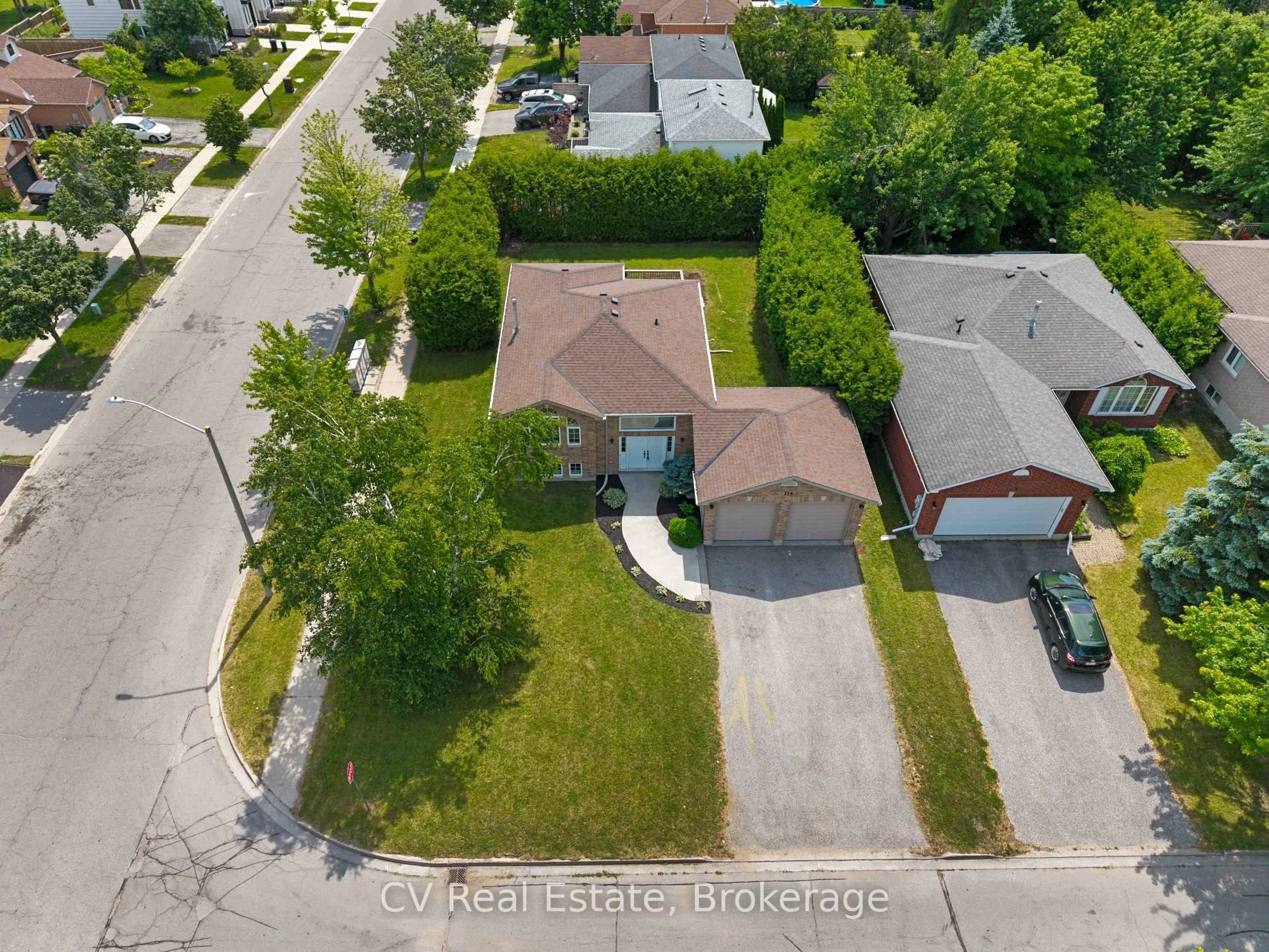 A pic from outside/outdoor area/front of a property/back of a property/a pic from drone, street for 124 Columbia Rd, Barrie Ontario L4N 8E5