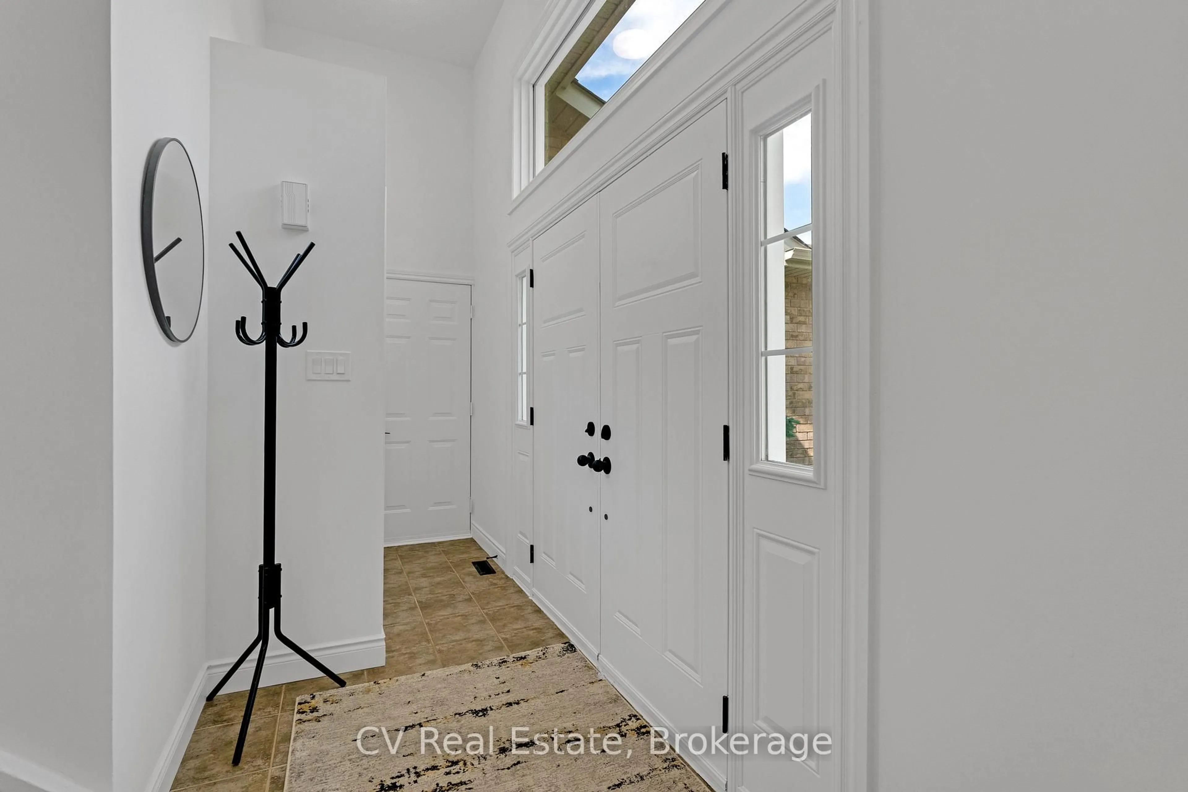 Indoor entryway for 124 Columbia Rd, Barrie Ontario L4N 8E5