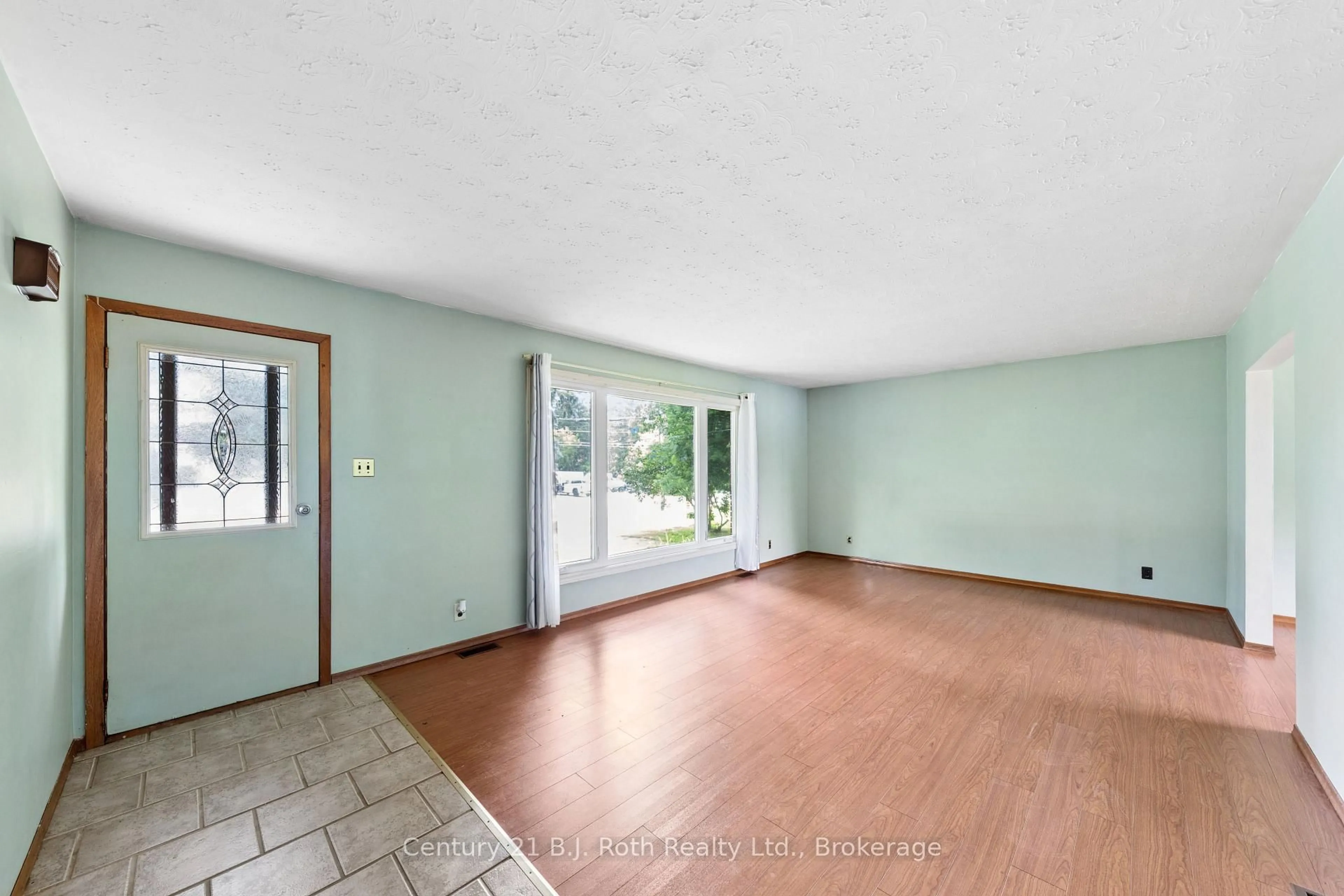 A pic of a room for 8240 93 Highway, Tiny Ontario L0K 2E1