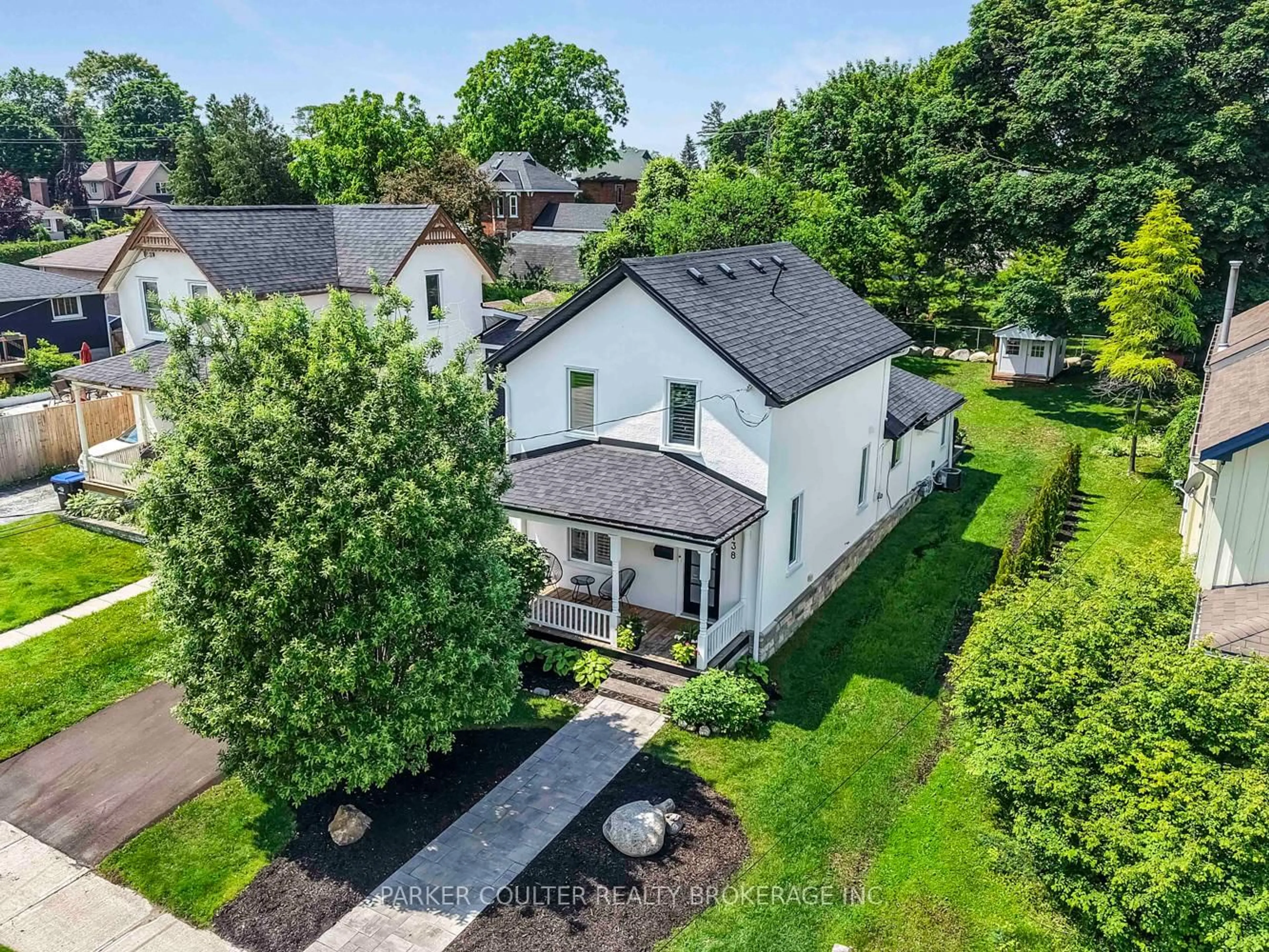 A pic from outside/outdoor area/front of a property/back of a property/a pic from drone, street for 138 Peel St, Collingwood Ontario L9Y 3V4