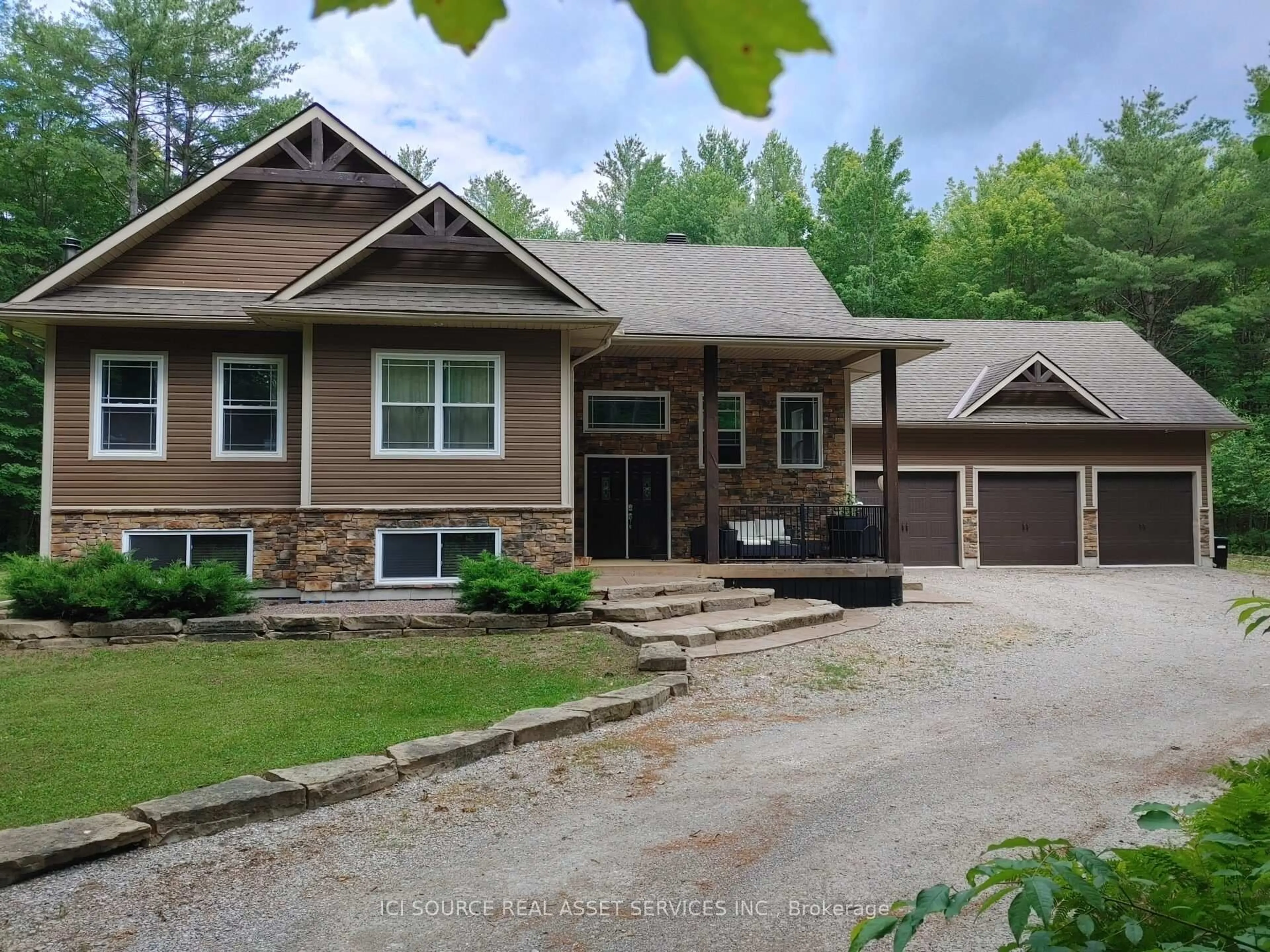 Home with vinyl exterior material, street for 2932 Pinecone Tr, Severn Ontario L0K 2B0