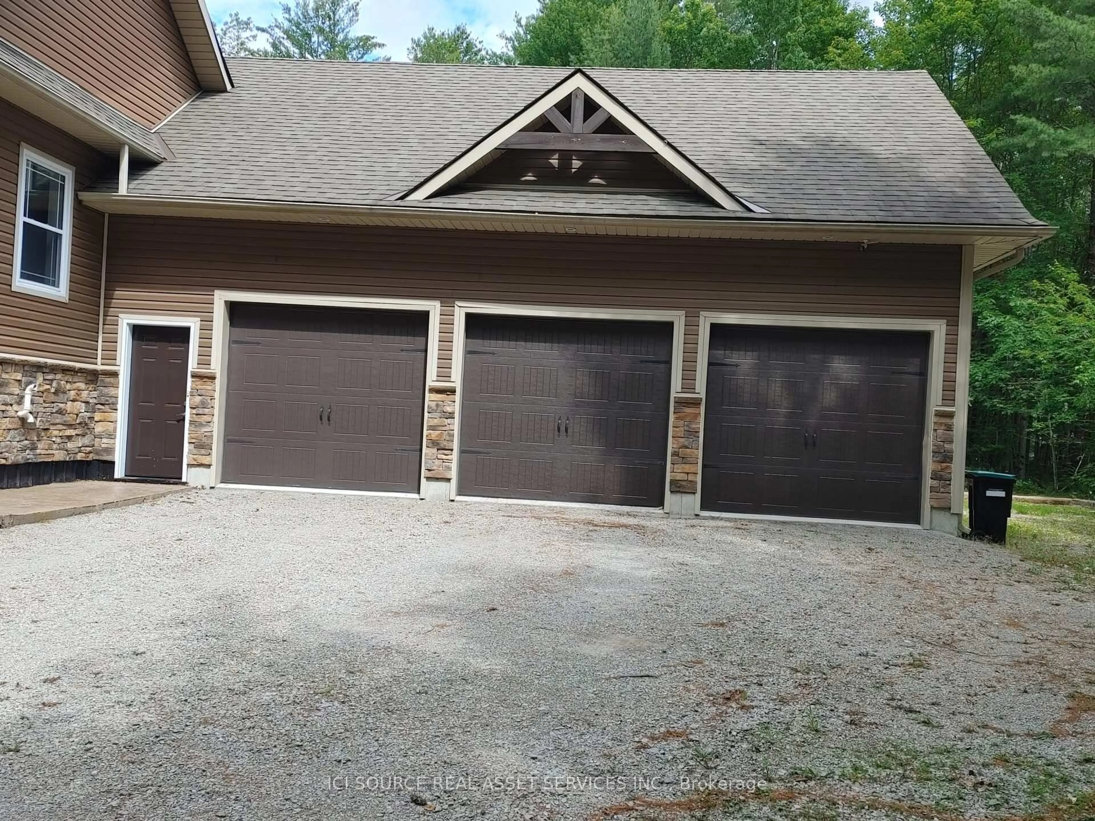 Indoor garage for 2932 Pinecone Tr, Severn Ontario L0K 2B0