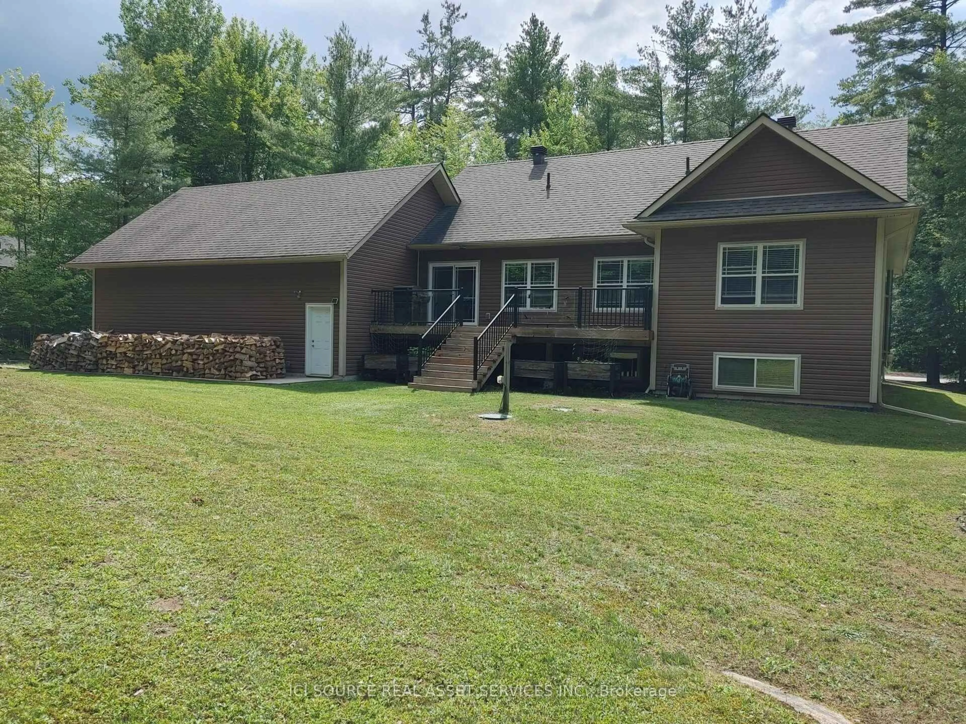 A pic from outside/outdoor area/front of a property/back of a property/a pic from drone, unknown for 2932 Pinecone Tr, Severn Ontario L0K 2B0