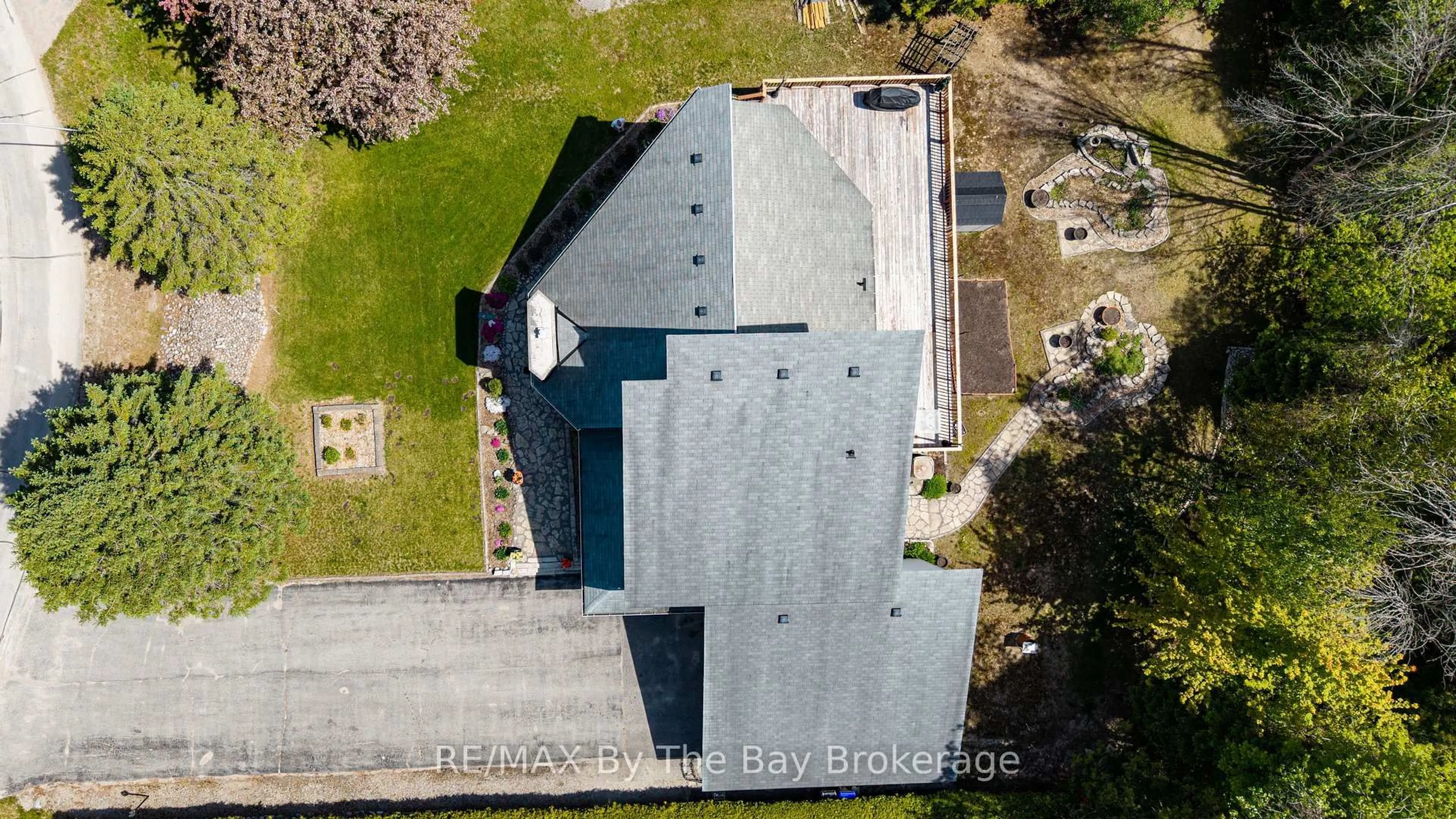 A pic from outside/outdoor area/front of a property/back of a property/a pic from drone, building for 32 Bridlewood Cres, Wasaga Beach Ontario L9Z 1B4