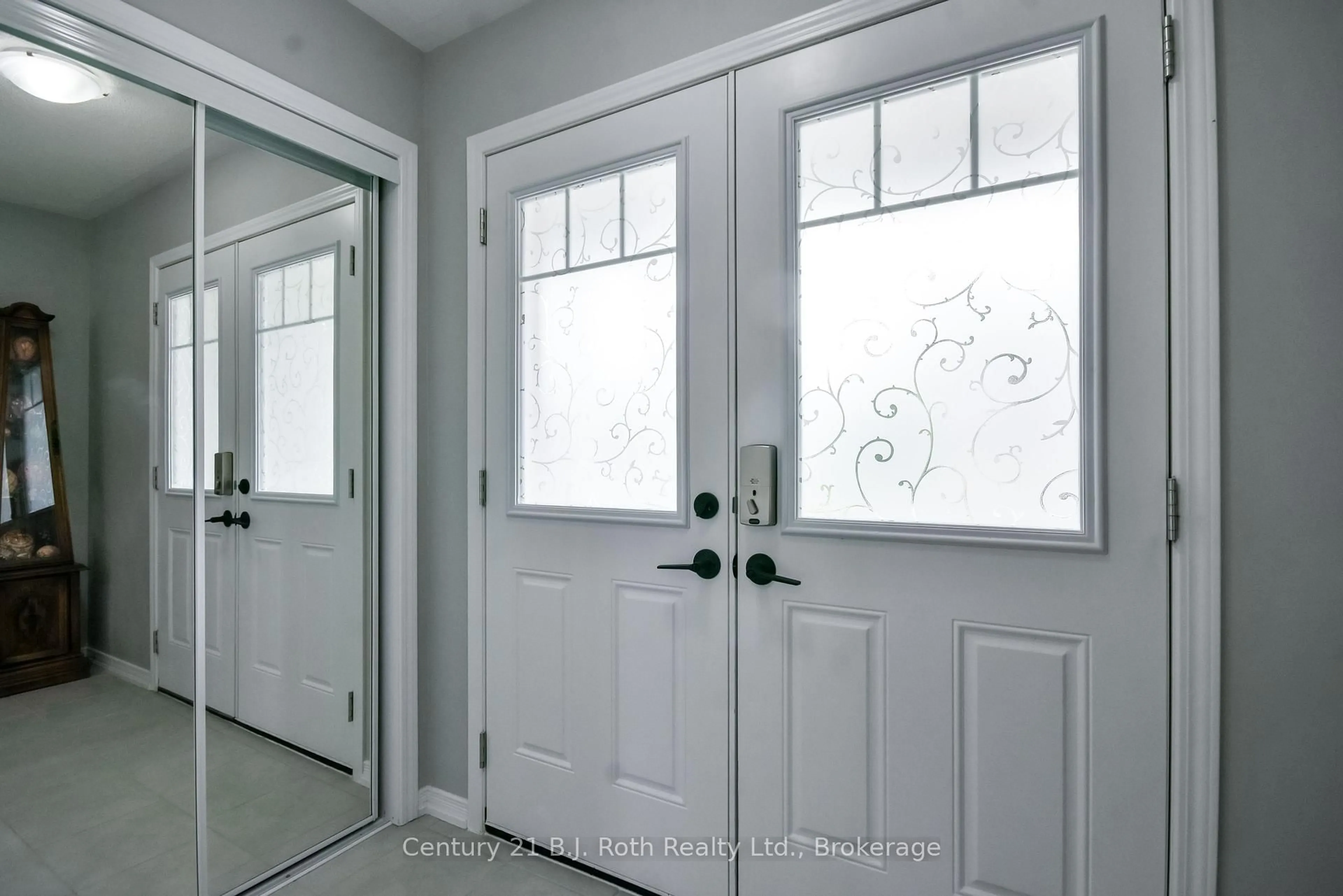 Indoor entryway for 208 Diana Dr, Orillia Ontario L3V 8J8