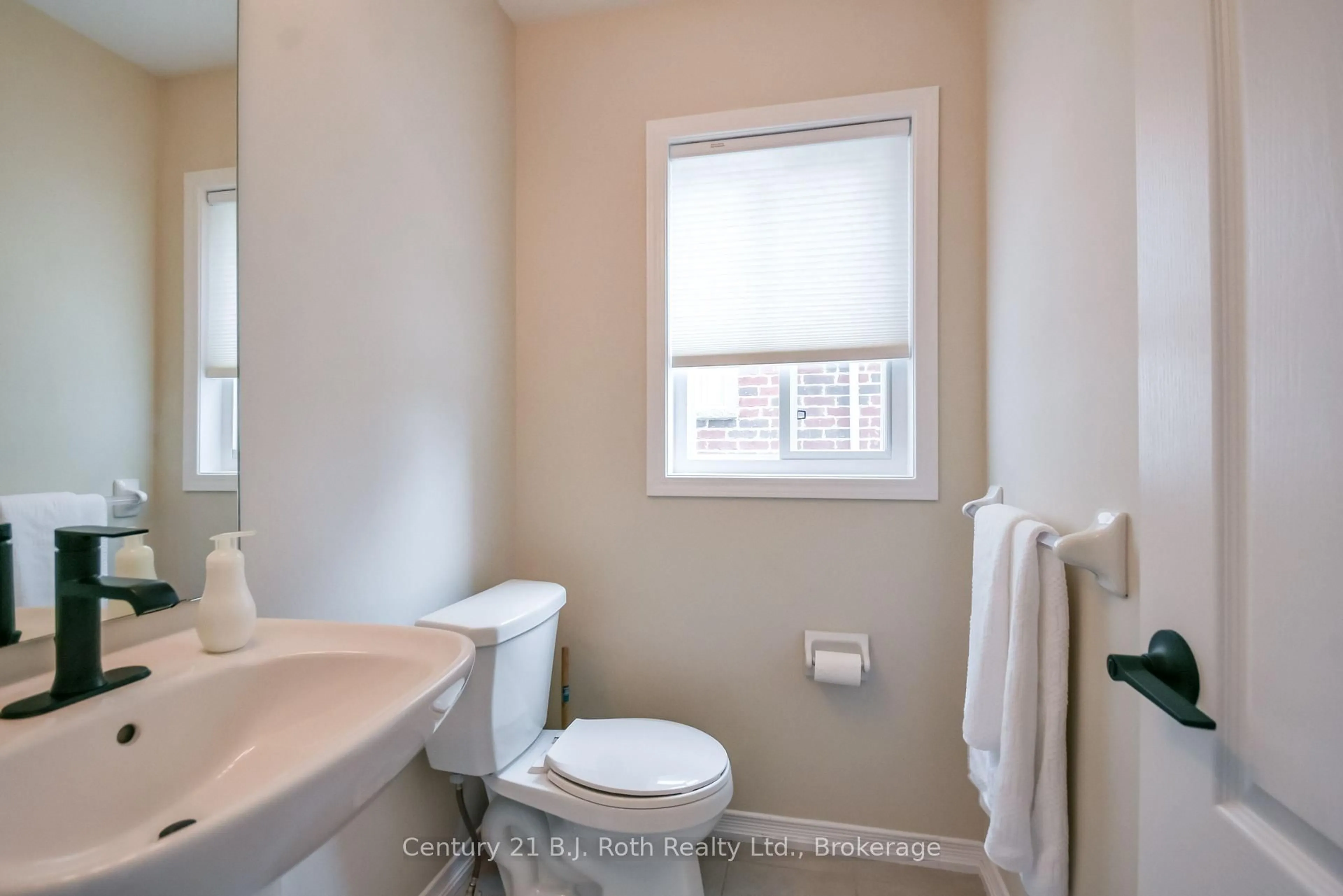 Standard bathroom, ceramic/tile floor for 208 Diana Dr, Orillia Ontario L3V 8J8