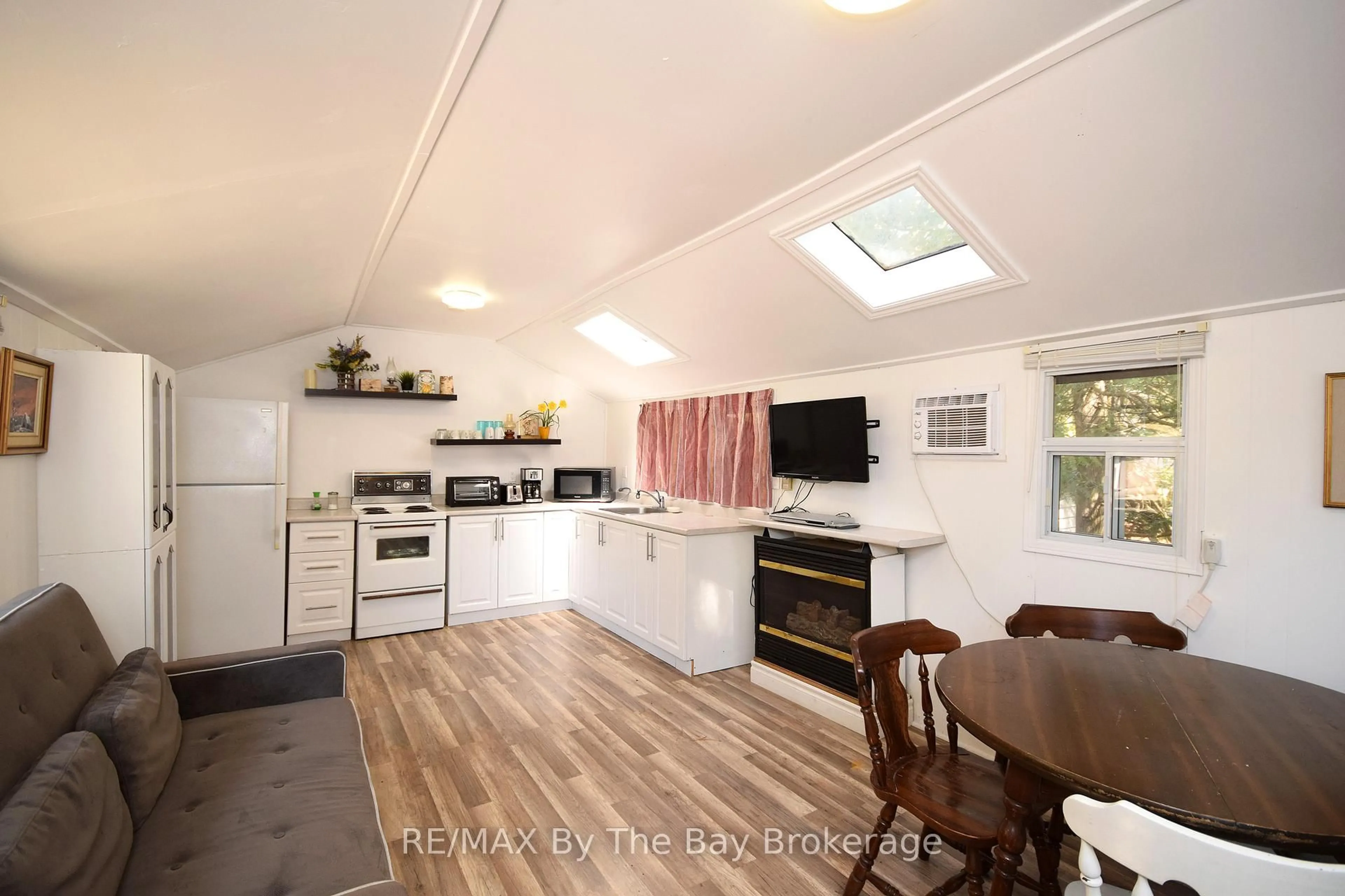 Standard kitchen, wood/laminate floor for 465 Bluewater Lane, Wasaga Beach Ontario L9Z 2P4