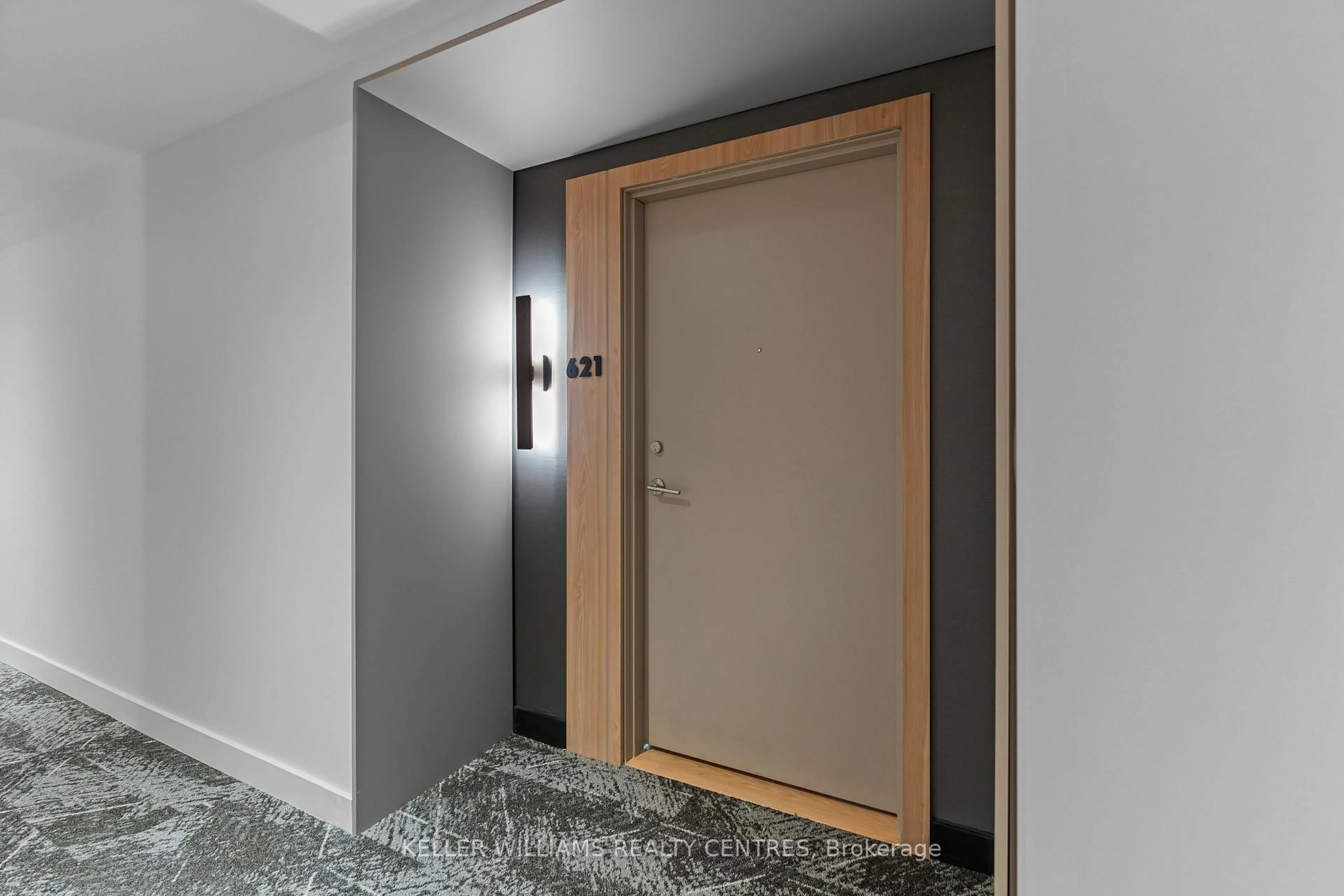 Indoor entryway for 185 Dunlop St #621, Barrie Ontario L4M 0L7