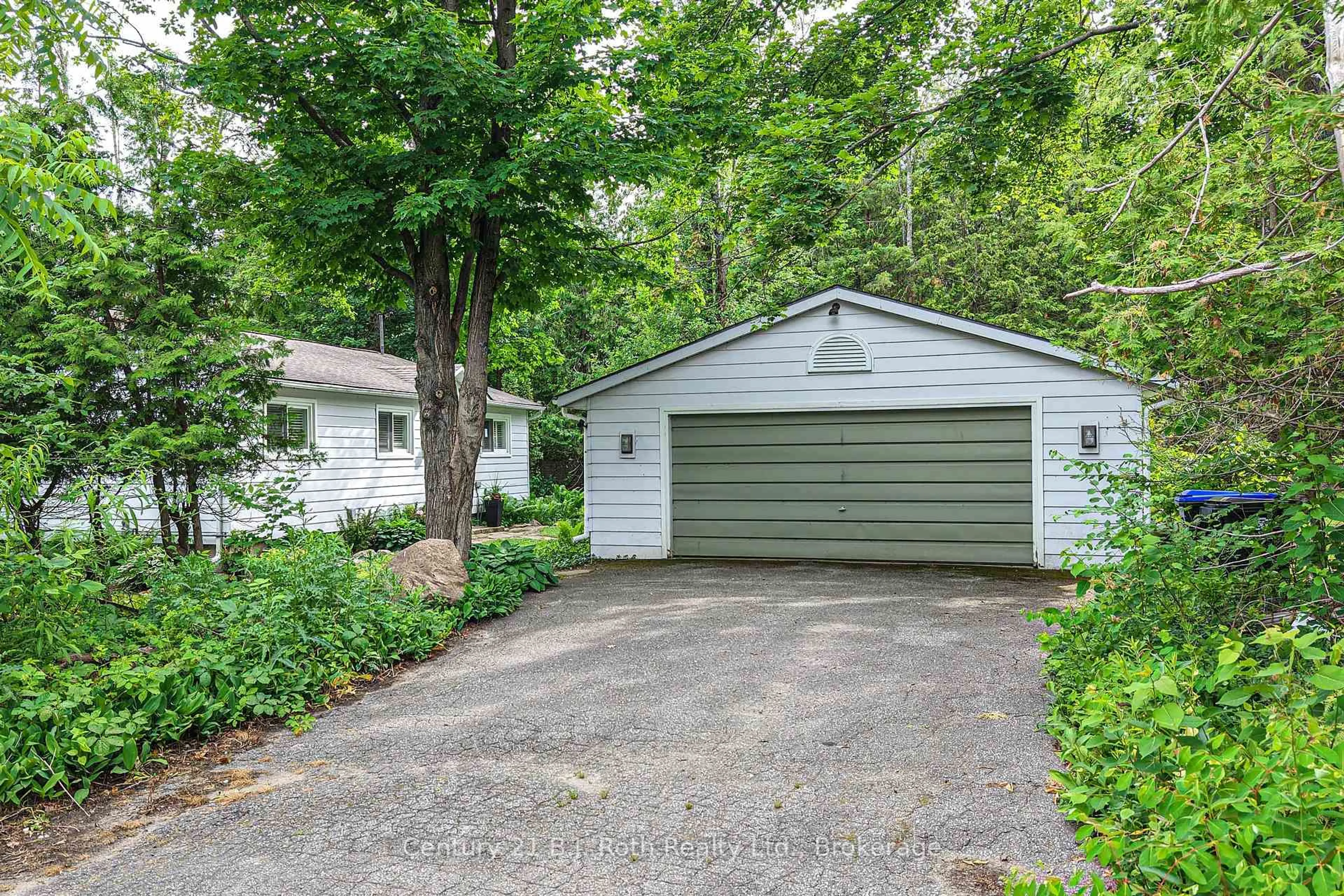 Indoor garage for 530 12 Line, Oro-Medonte Ontario L0L 1T0