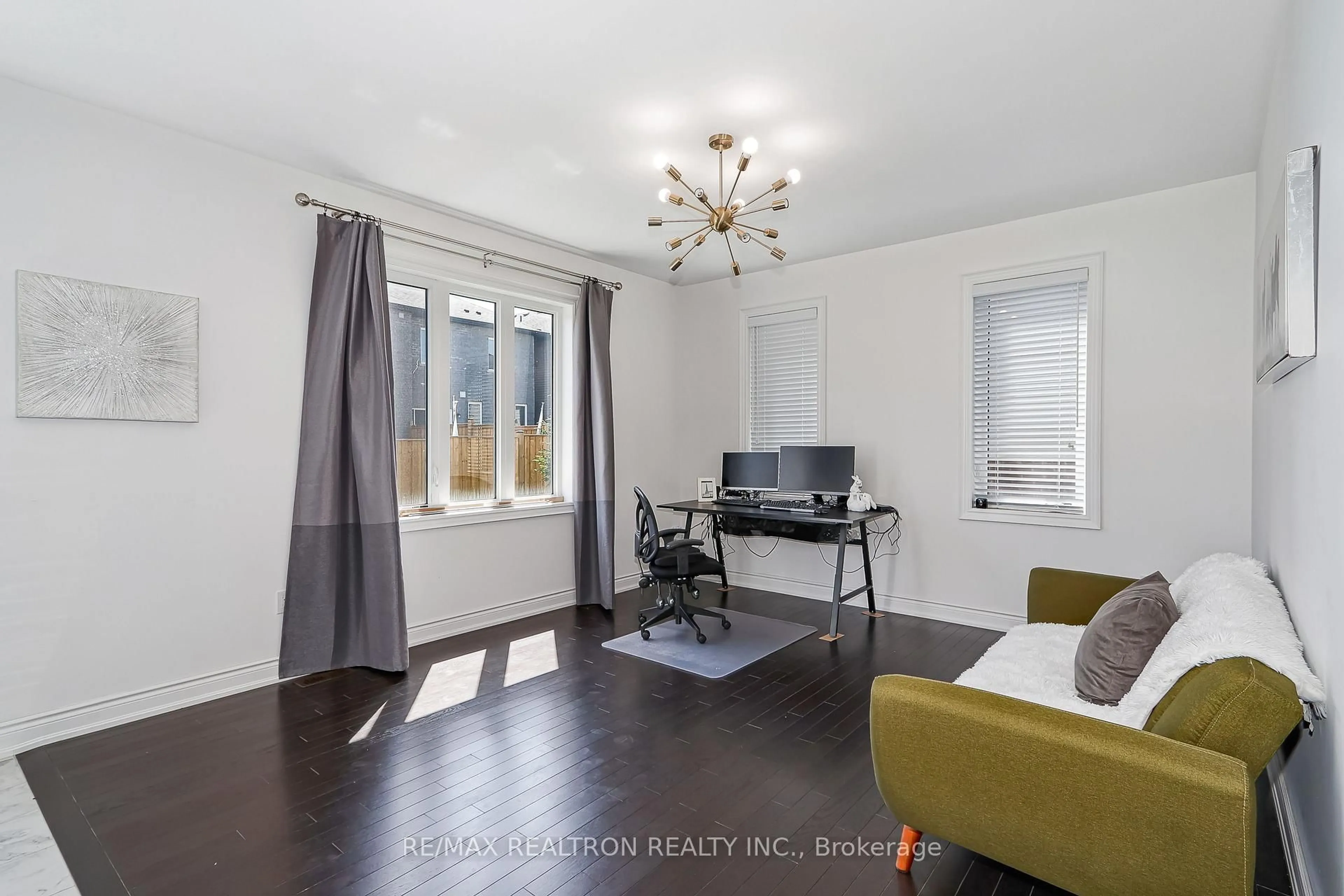Living room with furniture, wood/laminate floor for 19 Middleton Dr, Wasaga Beach Ontario L9Z 0L1