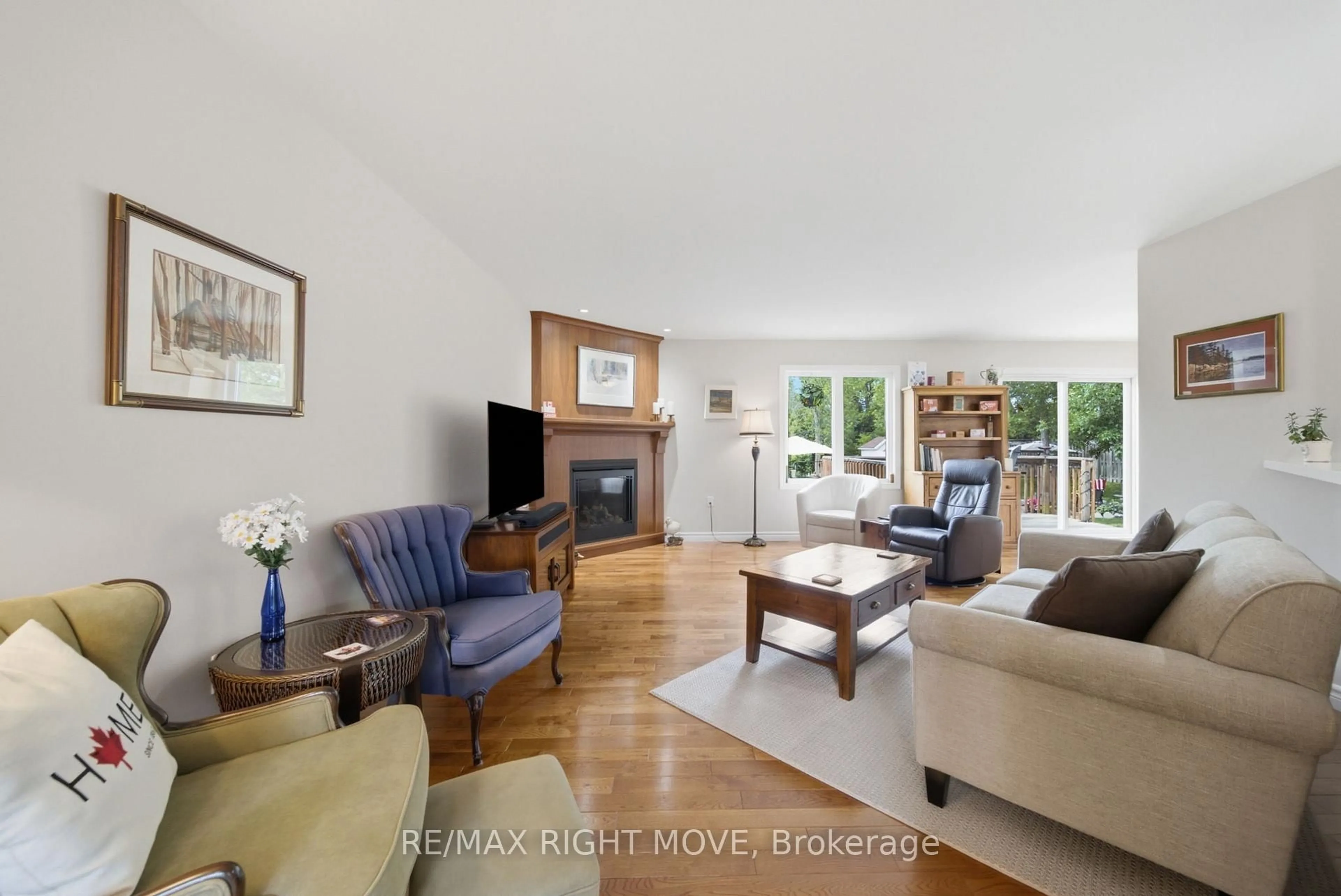 Living room with furniture, wood/laminate floor for 4700 Zachary Cres, Ramara Ontario L3V 0K8
