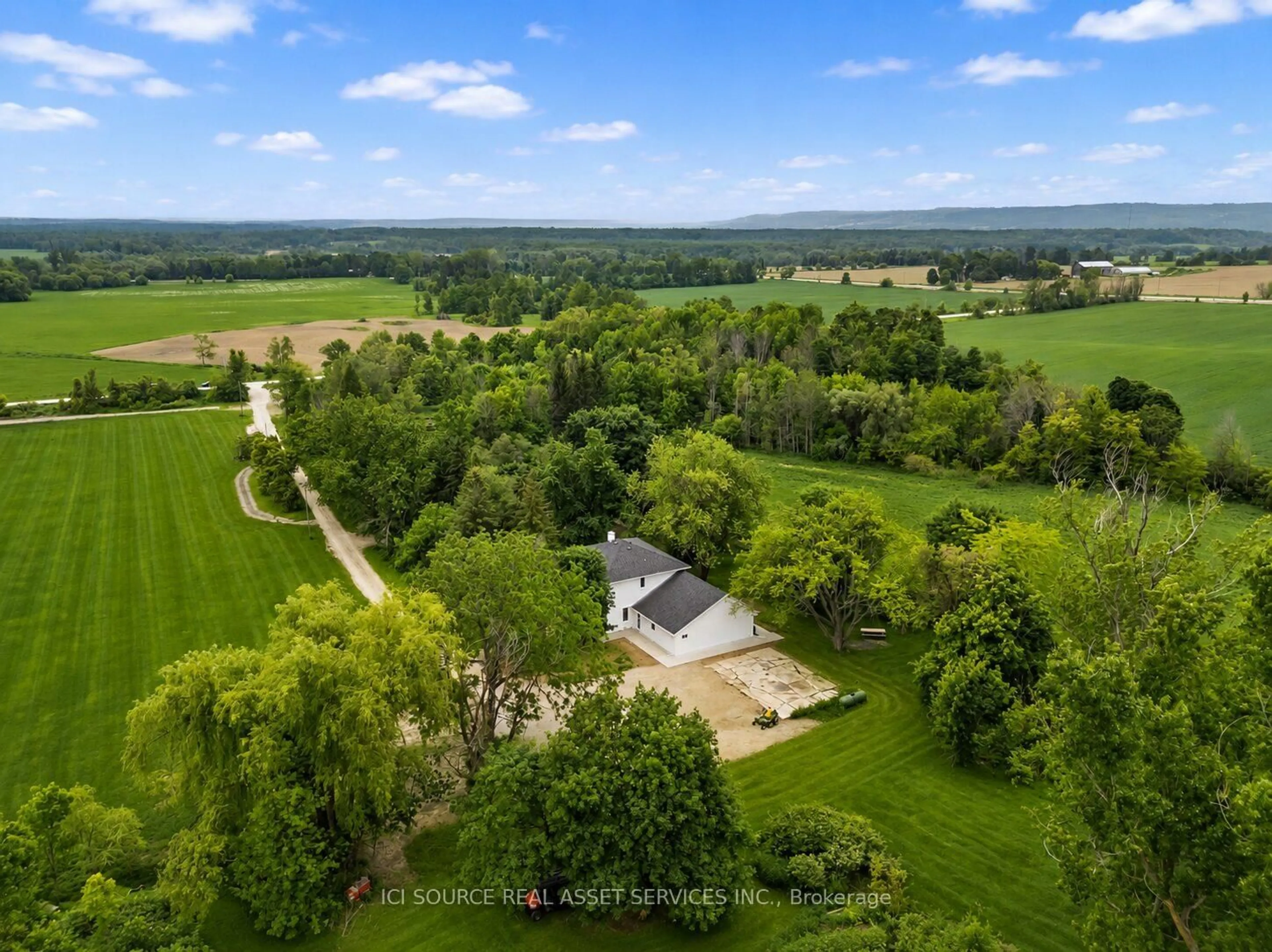 A pic from outside/outdoor area/front of a property/back of a property/a pic from drone, unknown for 6358 Sunnidale Concession 5, Clearview Ontario L0M 1N0
