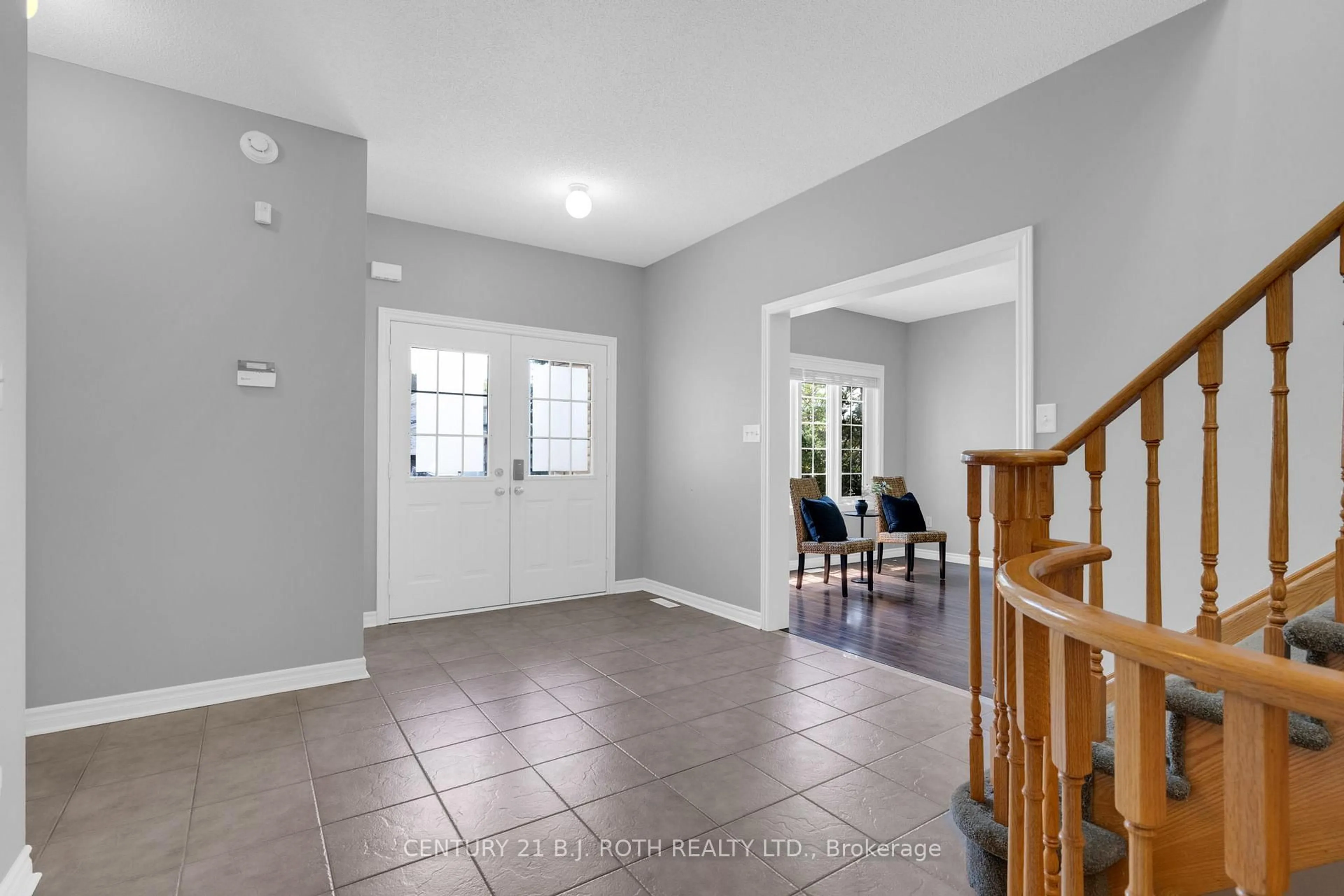 Indoor entryway for 22 Silvercreek Cres, Barrie Ontario L4N 1S7