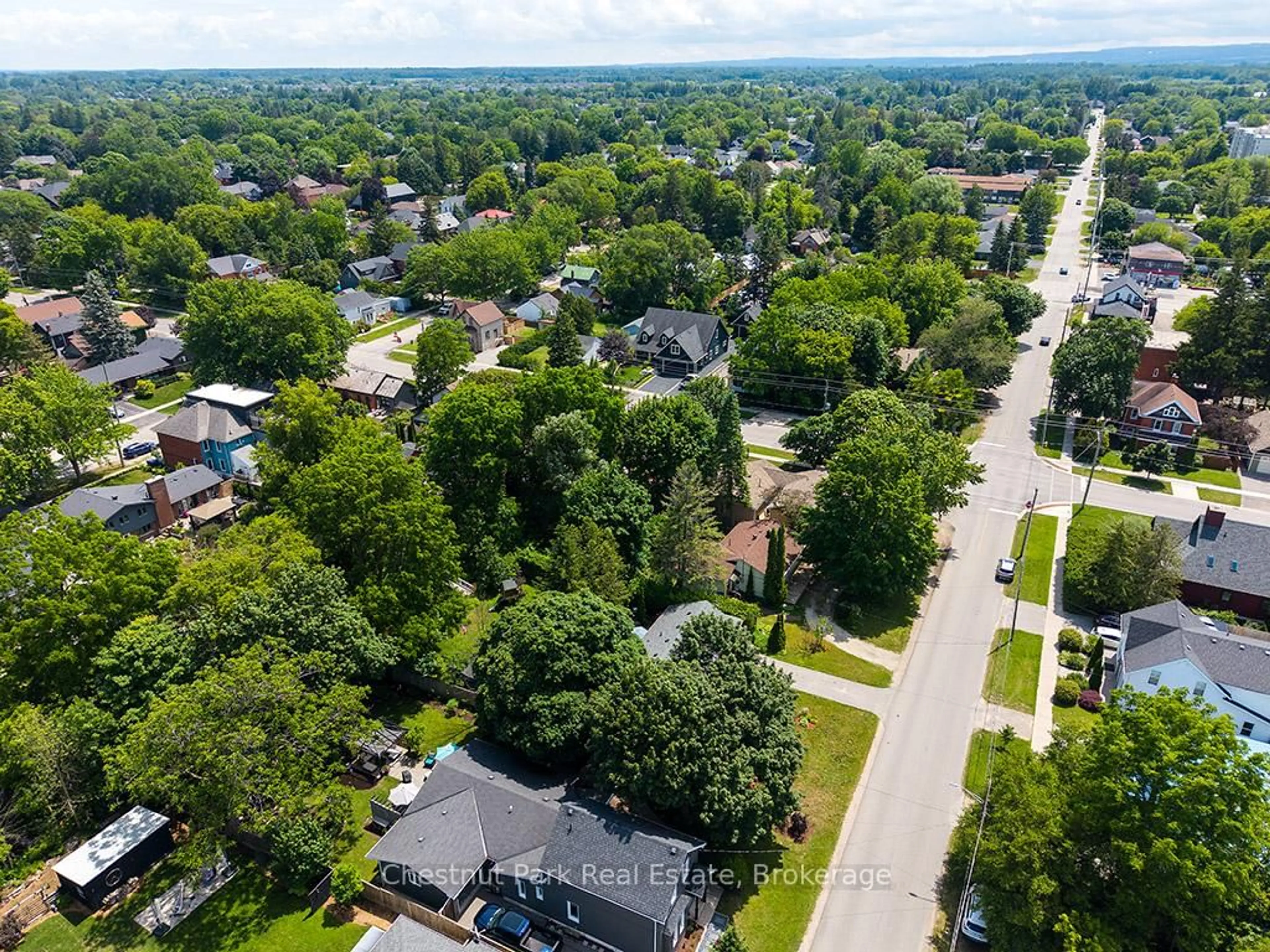 A pic from outside/outdoor area/front of a property/back of a property/a pic from drone, street for 333 Oak St, Collingwood Ontario L9Y 2Y4