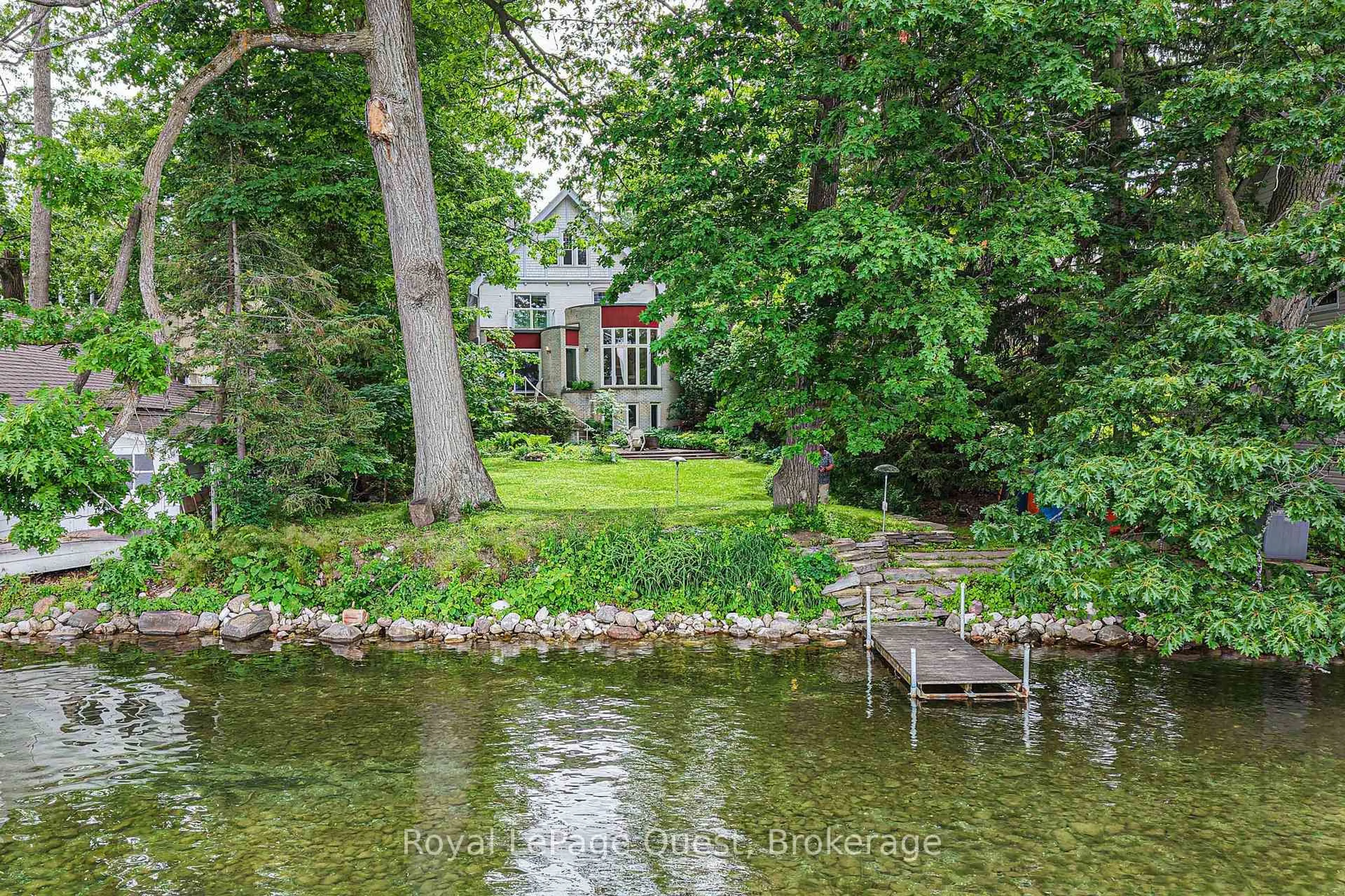 A pic from outside/outdoor area/front of a property/back of a property/a pic from drone, water/lake/river/ocean view for 258 Bay St, Orillia Ontario L3V 3X1