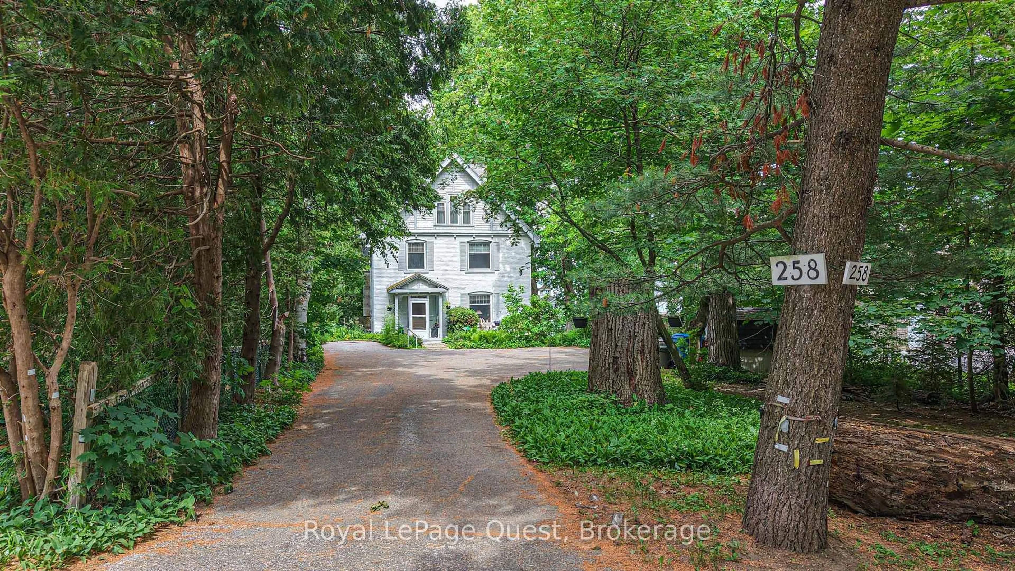 Indoor foyer for 258 Bay St, Orillia Ontario L3V 3X1