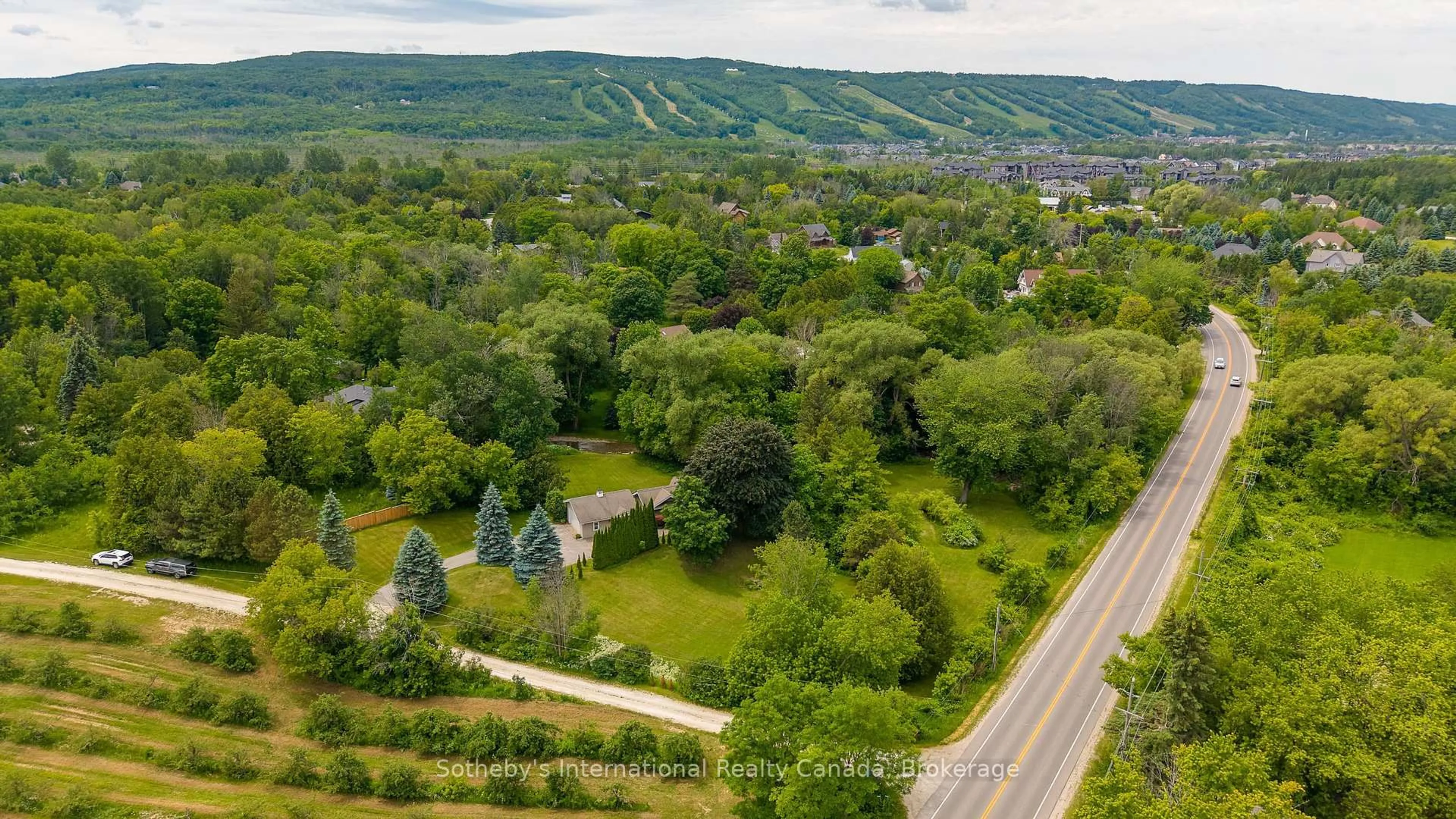 A pic from outside/outdoor area/front of a property/back of a property/a pic from drone, mountain view for 640 Mountain Rd, Collingwood Ontario L9Y 5G3