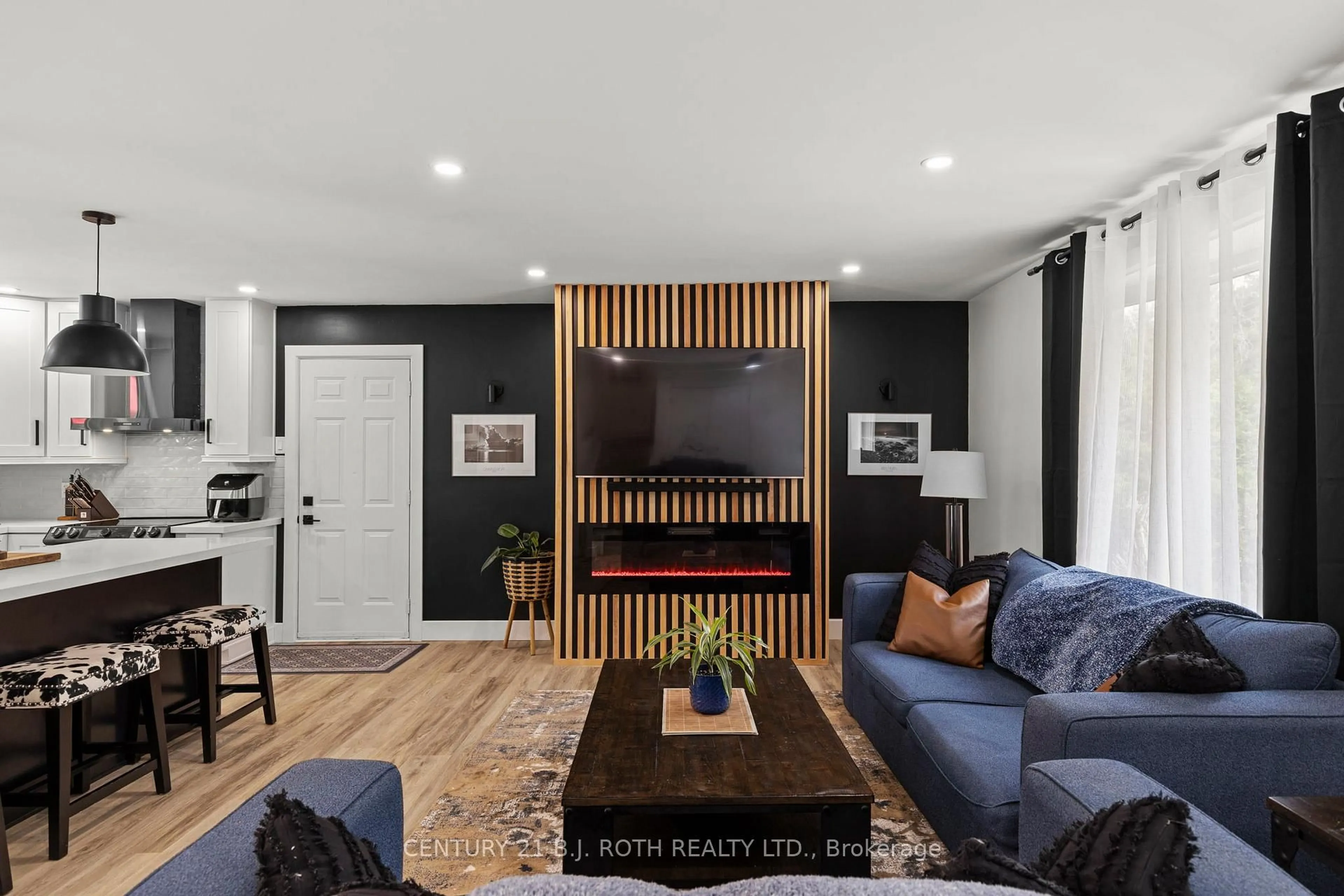 Living room with furniture, wood/laminate floor for 3542 Shadow Creek Rd, Severn Ontario L3V 0V8