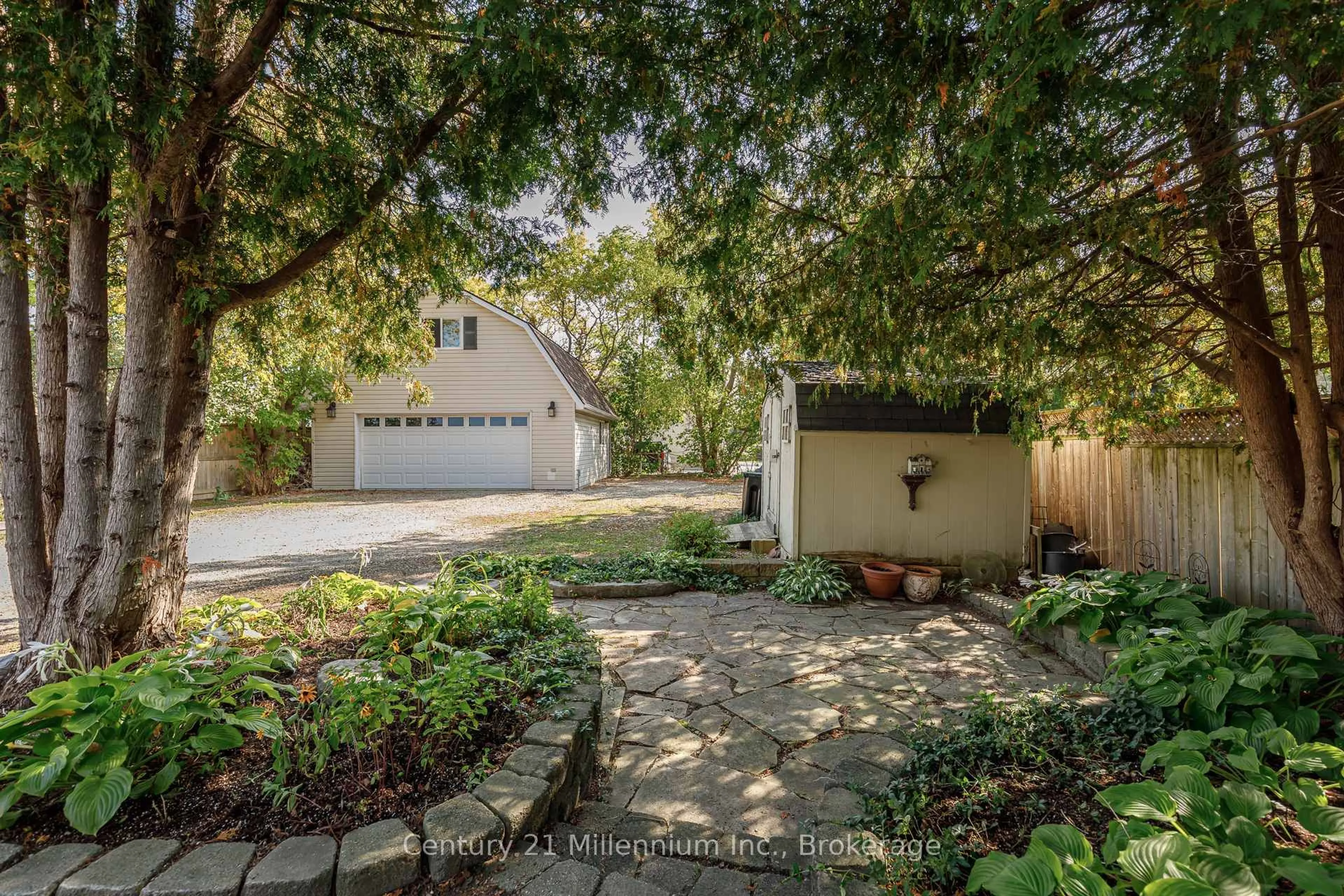 A pic from outside/outdoor area/front of a property/back of a property/a pic from drone, street for 117 Elm St, Collingwood Ontario L9Y 3J3