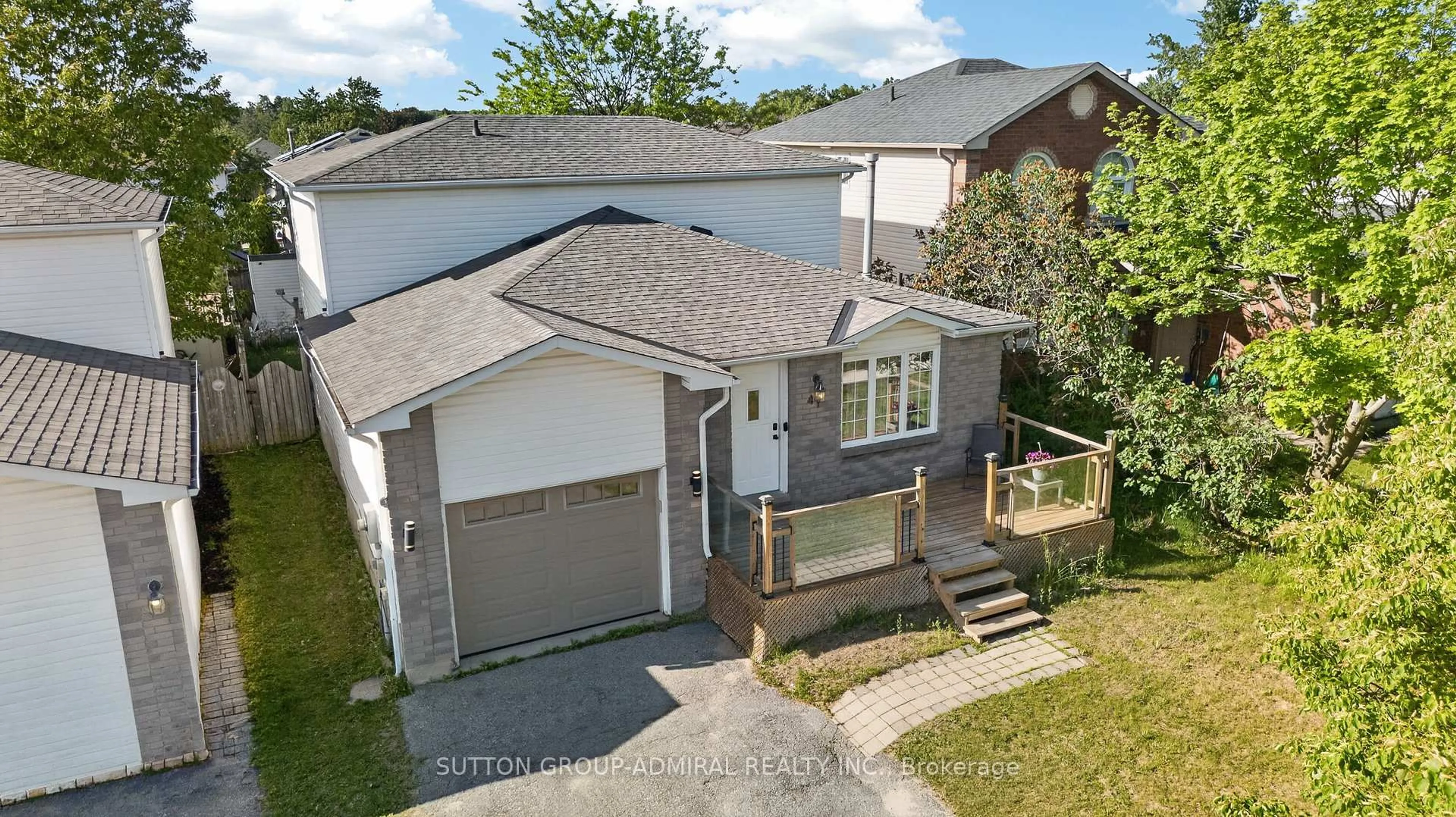A pic from outside/outdoor area/front of a property/back of a property/a pic from drone, street for 41 WHITEHORN Cres, Barrie Ontario L4N 8E4