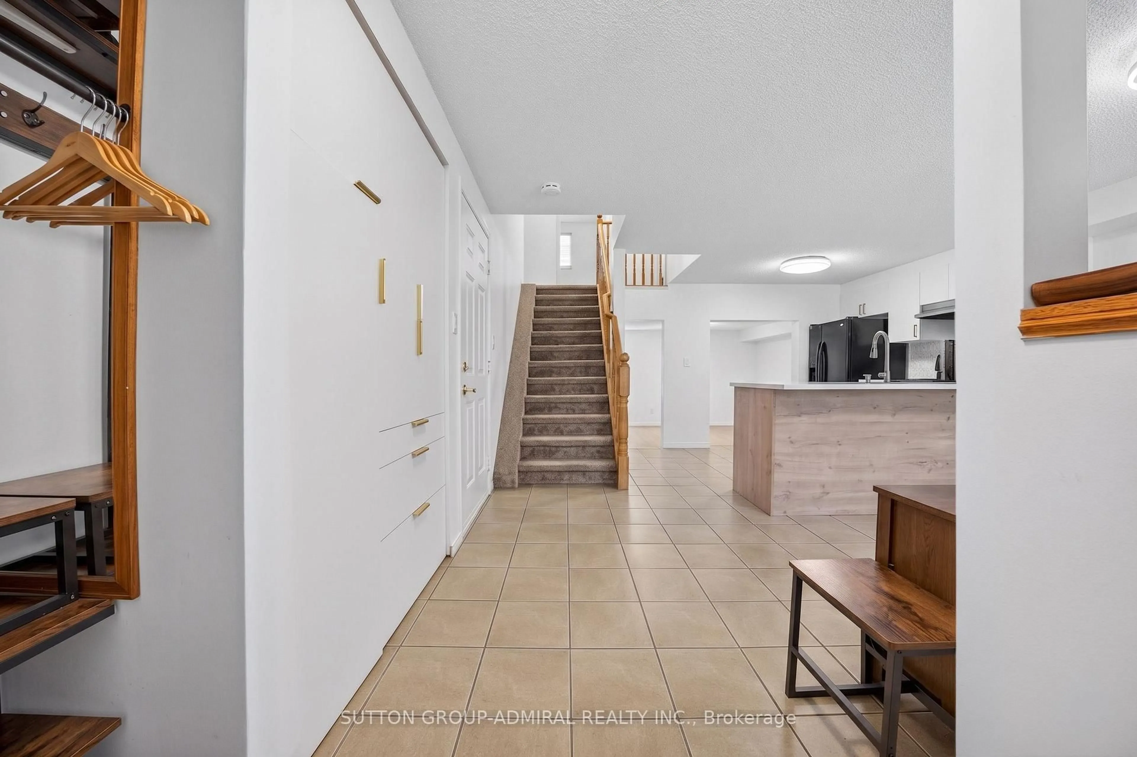 Indoor foyer for 41 WHITEHORN Cres, Barrie Ontario L4N 8E4
