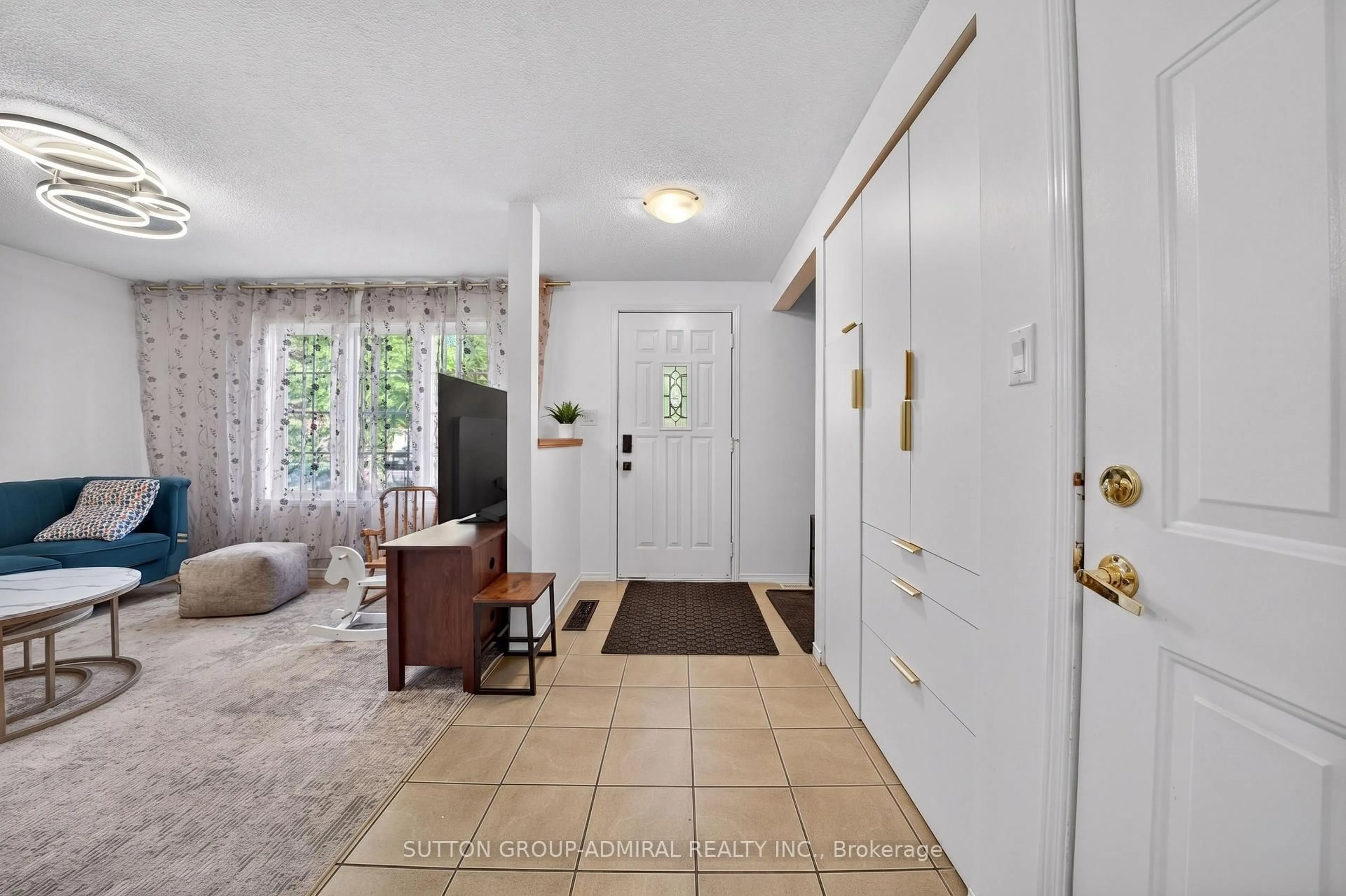 Indoor entryway for 41 WHITEHORN Cres, Barrie Ontario L4N 8E4