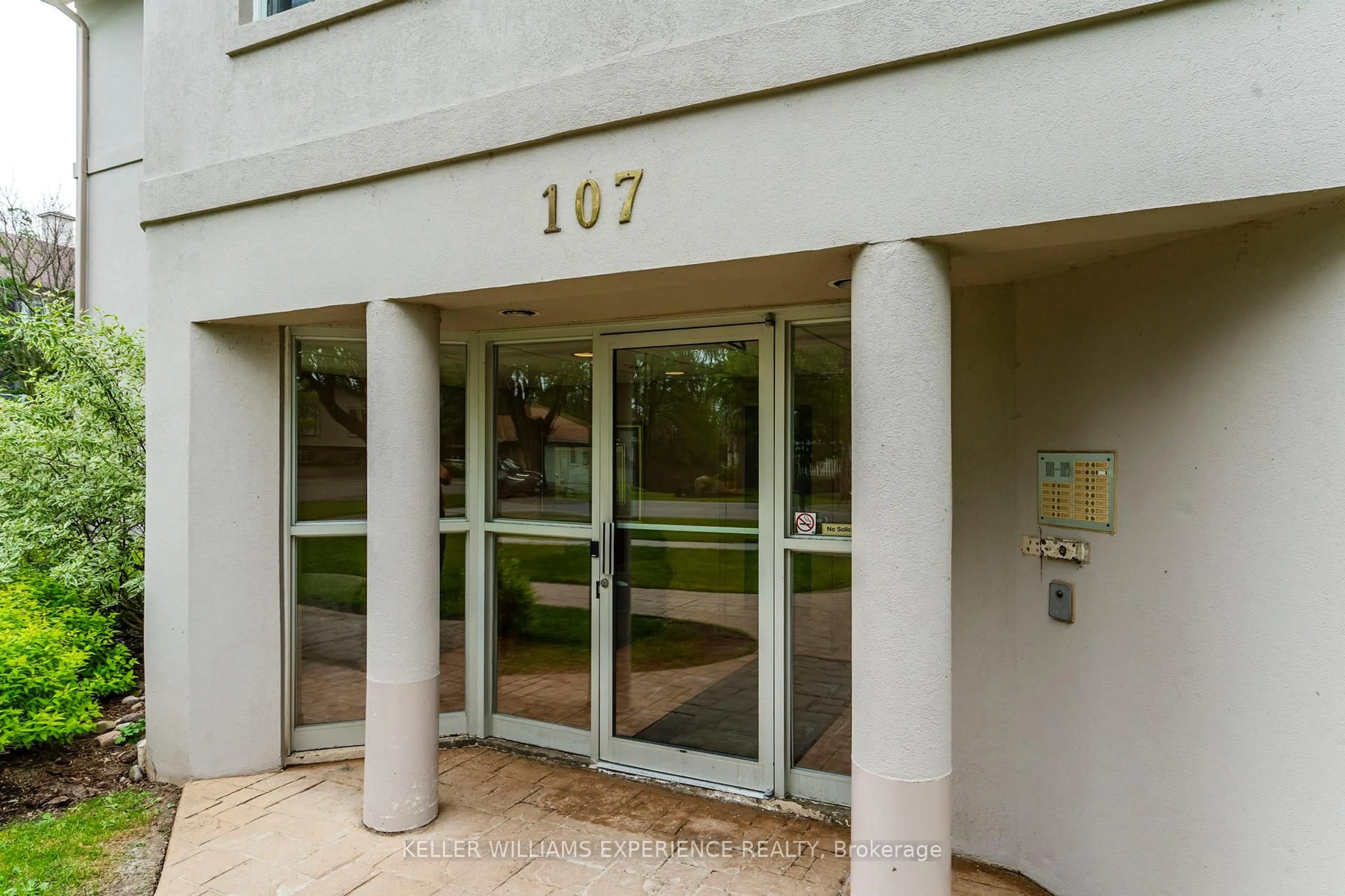 Indoor foyer for 107 Bond St #208, Orillia Ontario L3V 1J7