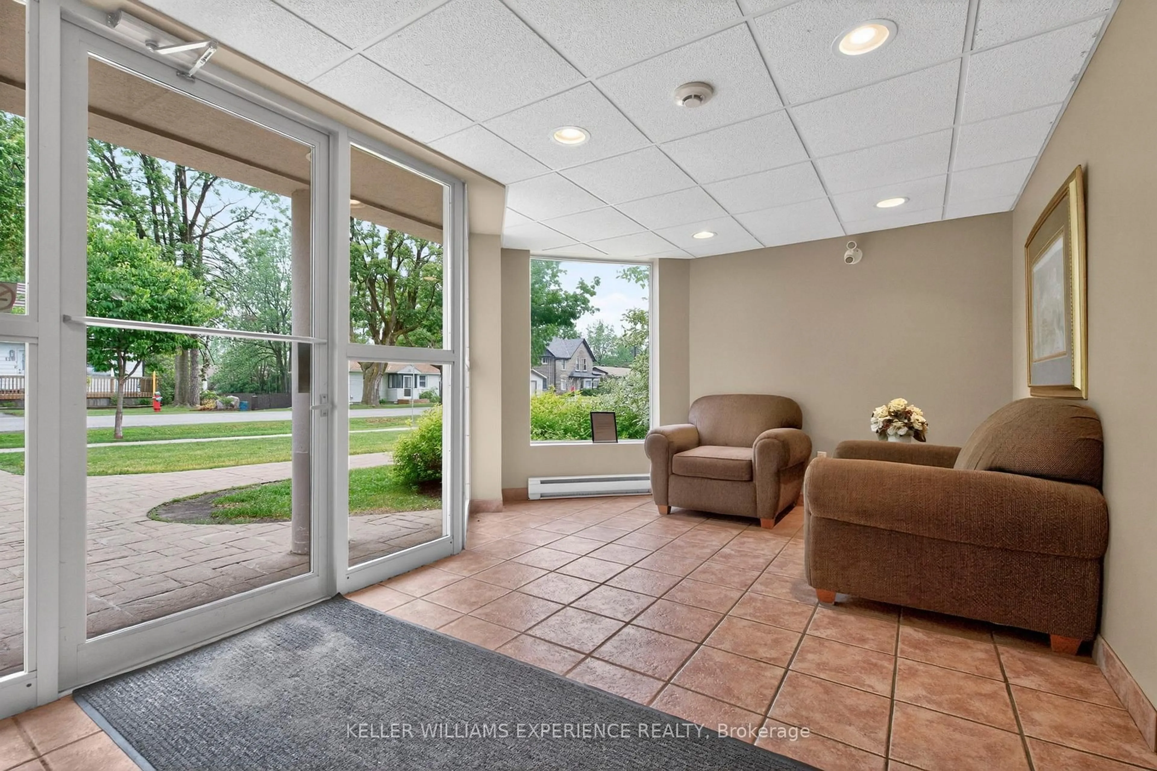 Indoor foyer for 107 Bond St #208, Orillia Ontario L3V 1J7