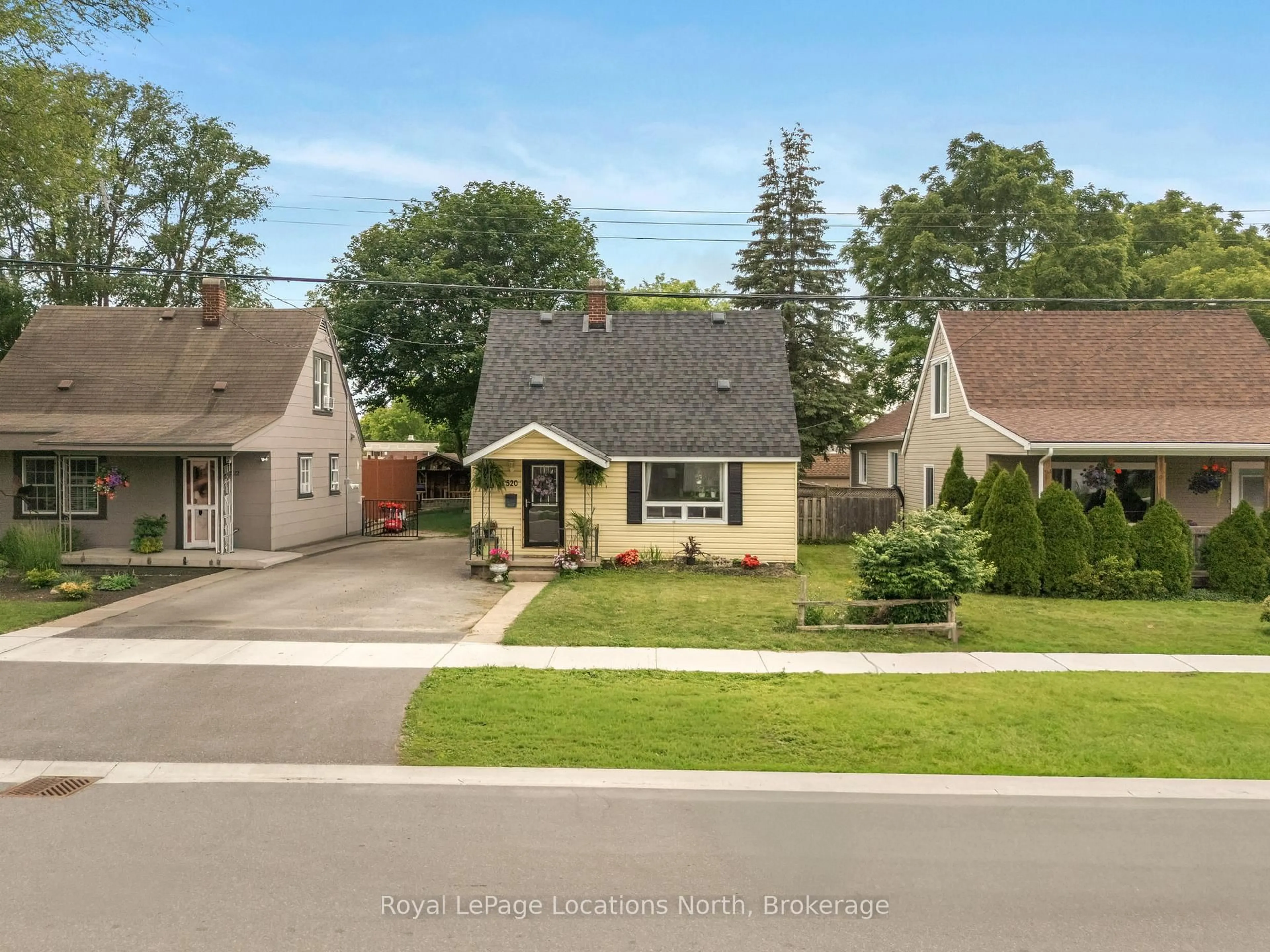 A pic from outside/outdoor area/front of a property/back of a property/a pic from drone, street for 520 Maple St, Collingwood Ontario L9Y 2S5
