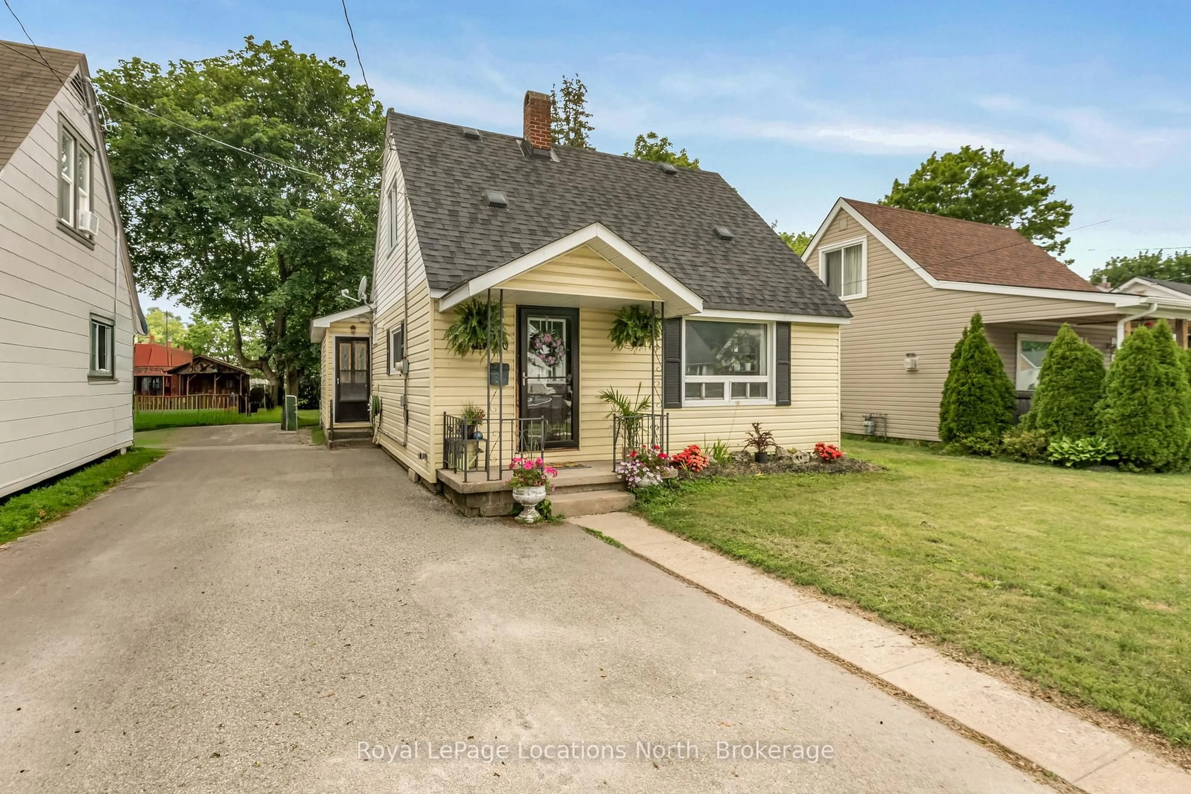 Home with vinyl exterior material, street for 520 Maple St, Collingwood Ontario L9Y 2S5