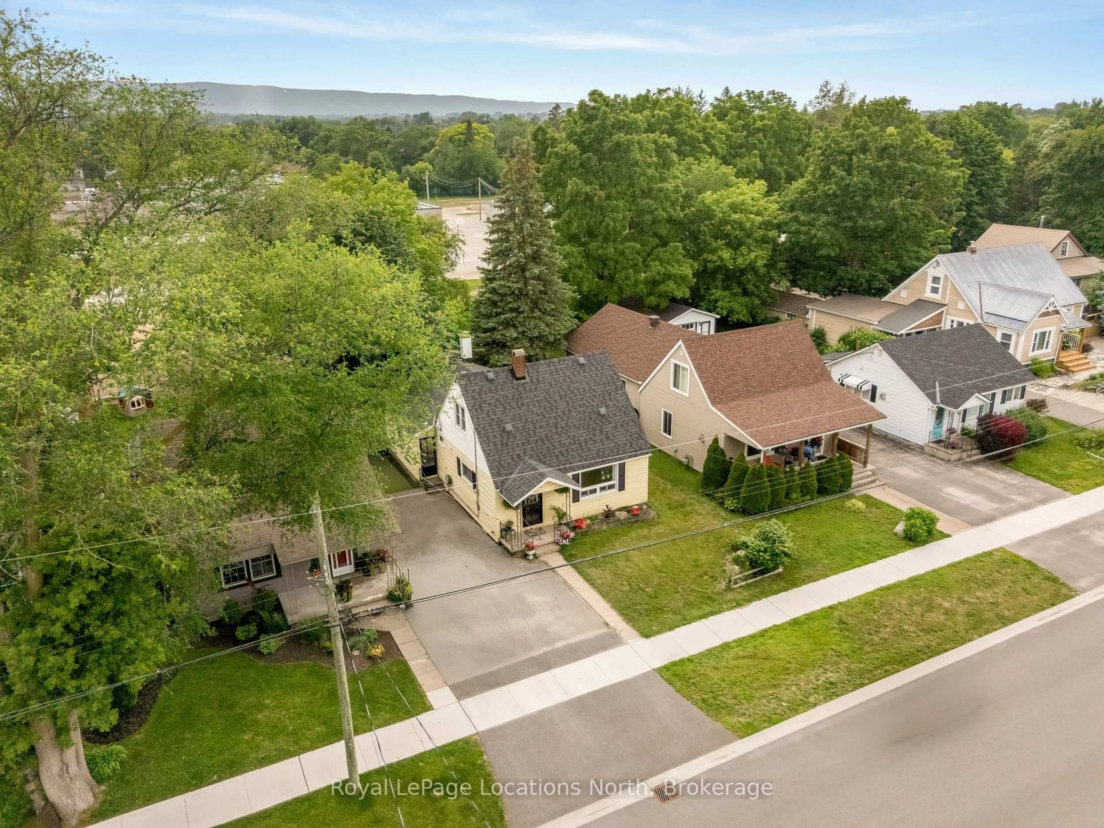 A pic from outside/outdoor area/front of a property/back of a property/a pic from drone, street for 520 Maple St, Collingwood Ontario L9Y 2S5