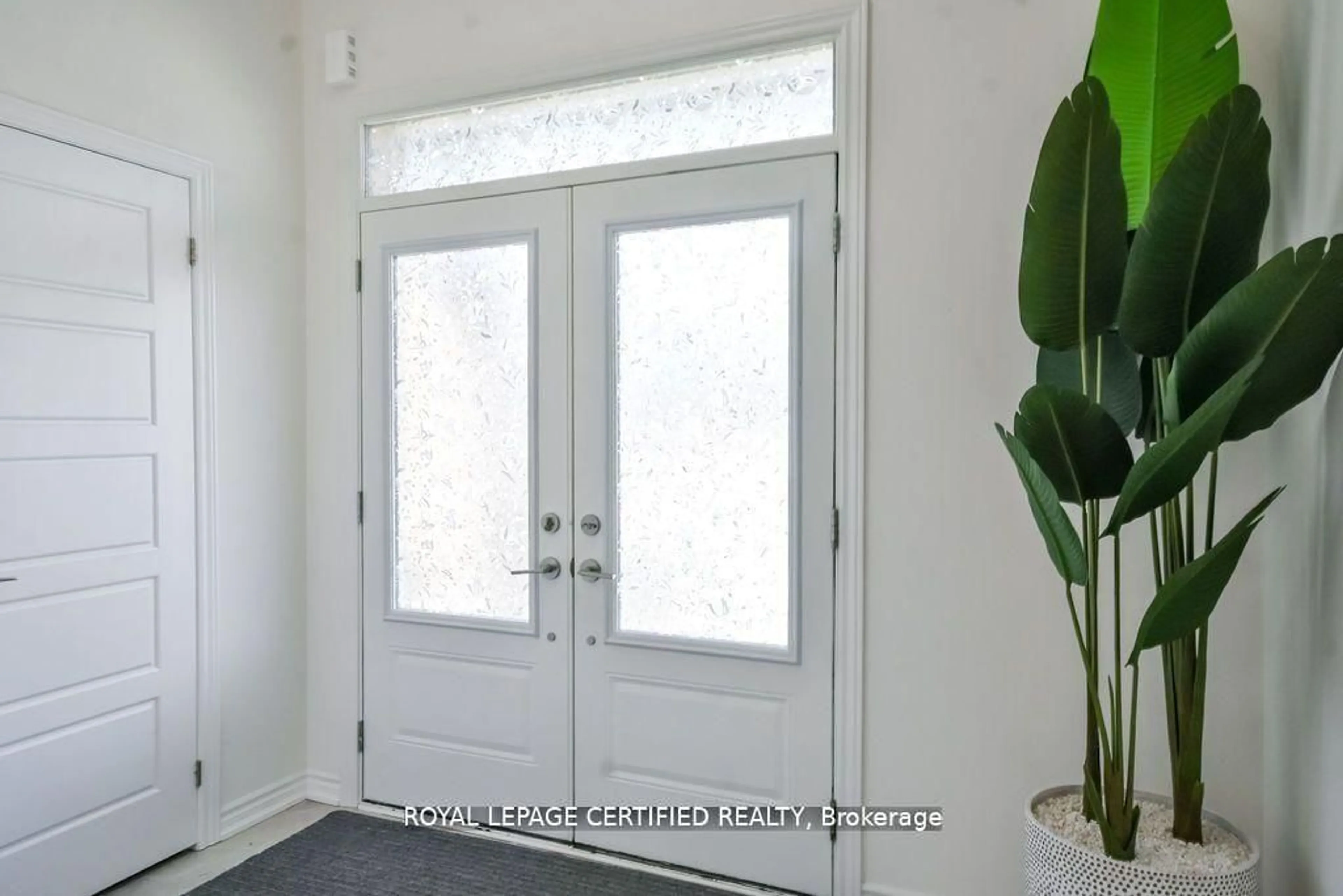 Indoor entryway for 58 Shepherd Dr, Barrie Ontario L9S 2Z4