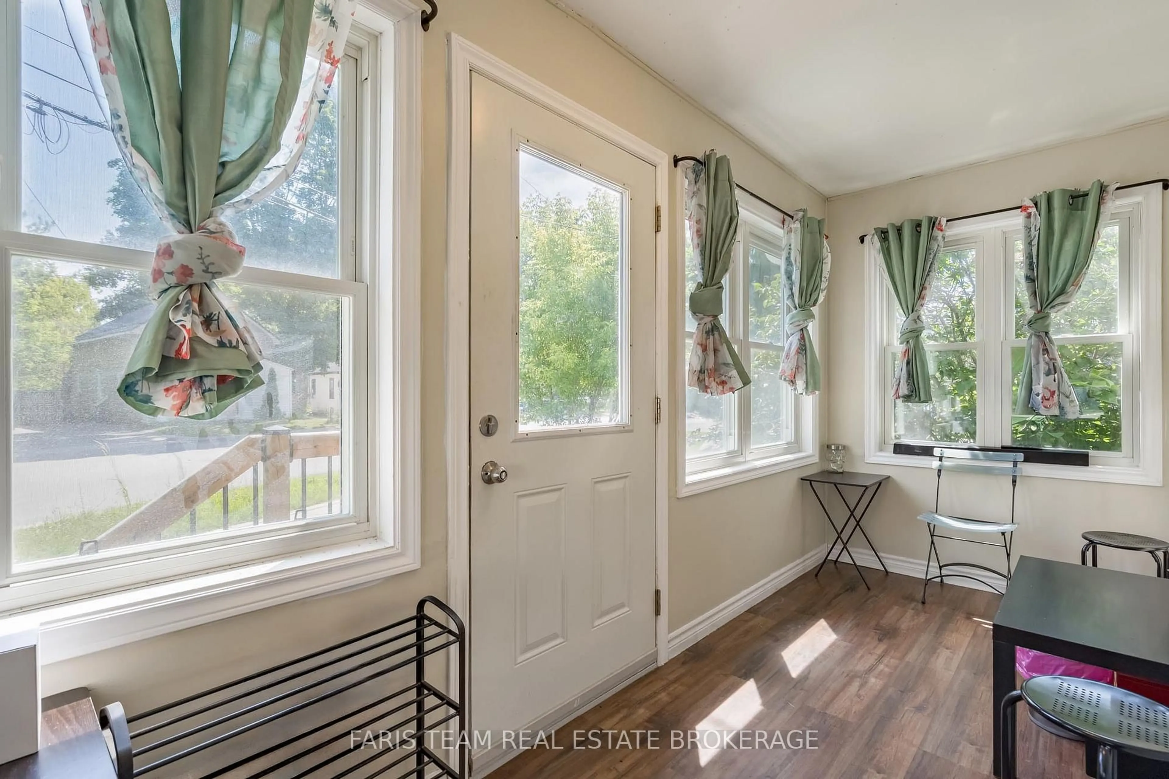 Indoor entryway for 275 Gill St, Orillia Ontario L3V 4K3