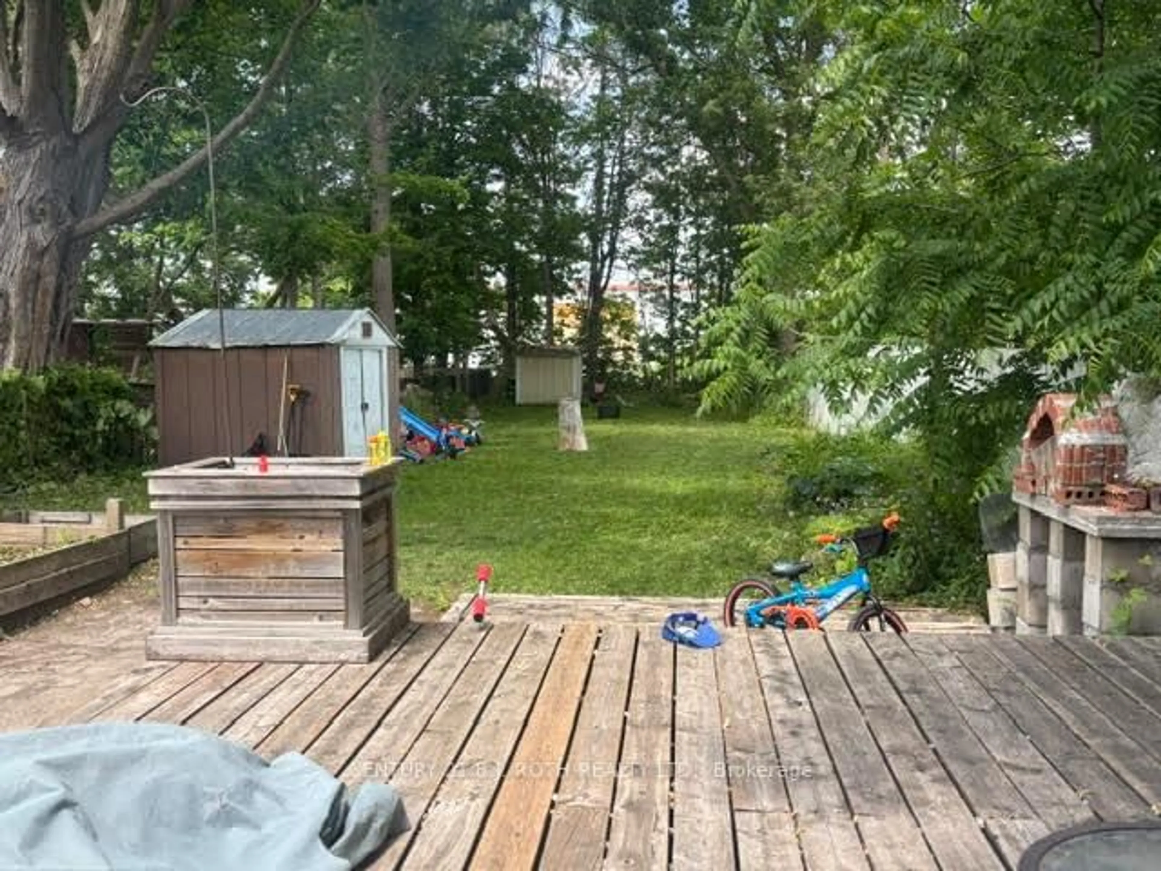 Patio, forest/trees view for 28 Caroline St, Barrie Ontario L4N 2S3