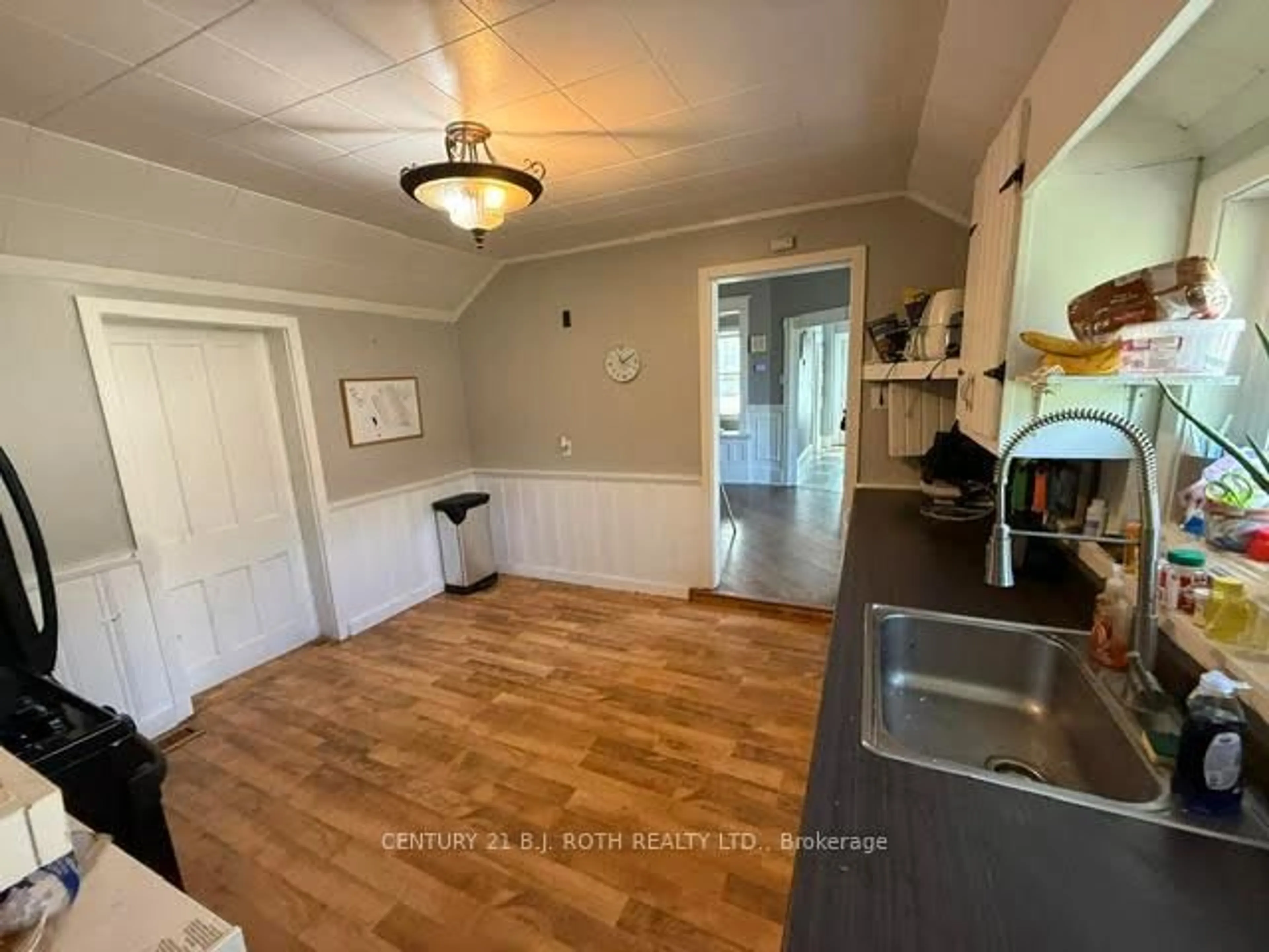 A pic of a room for 28 Caroline St, Barrie Ontario L4N 2S3