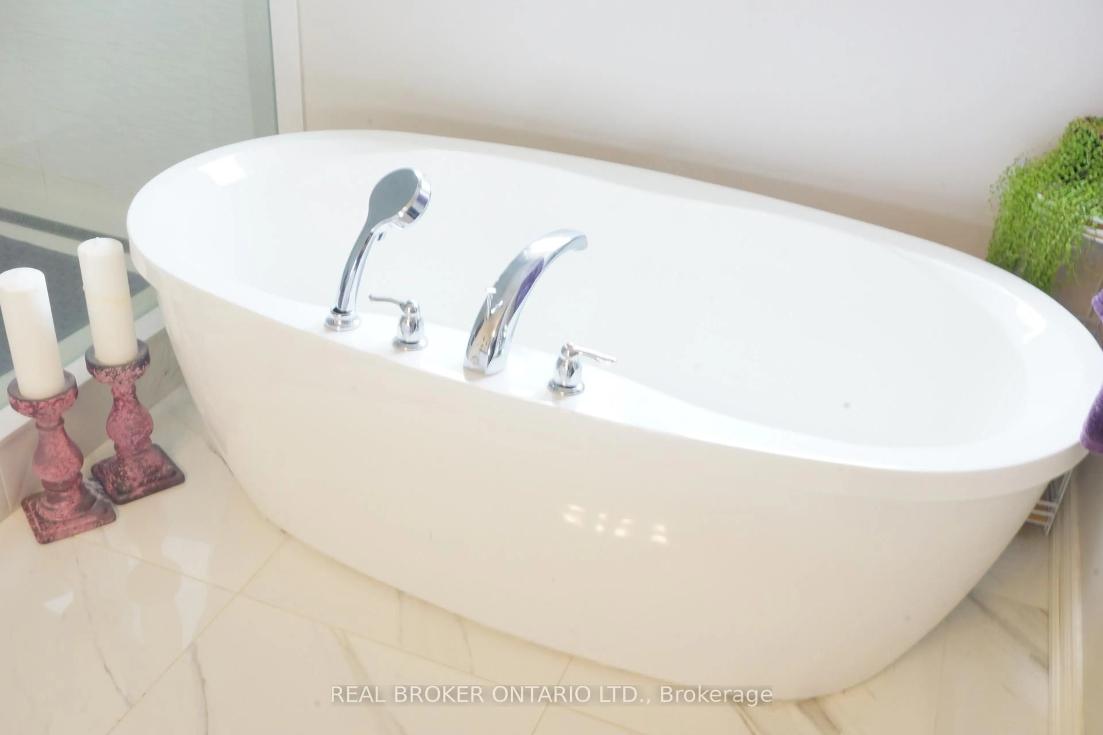 Contemporary bathroom, ceramic/tile floor for 100 Trail Blvd, Springwater Ontario L9X 0S7