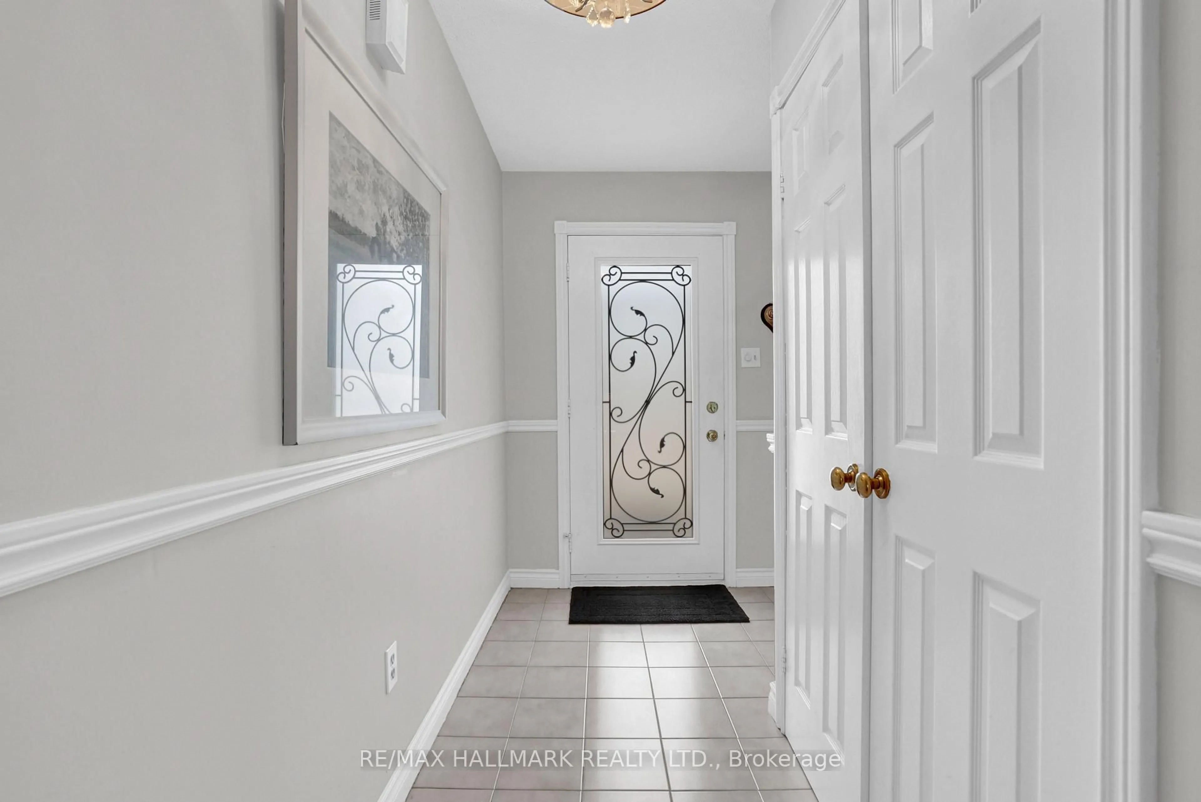 Indoor entryway for 36 Ridgeway Ave, Barrie Ontario L4N 5L2
