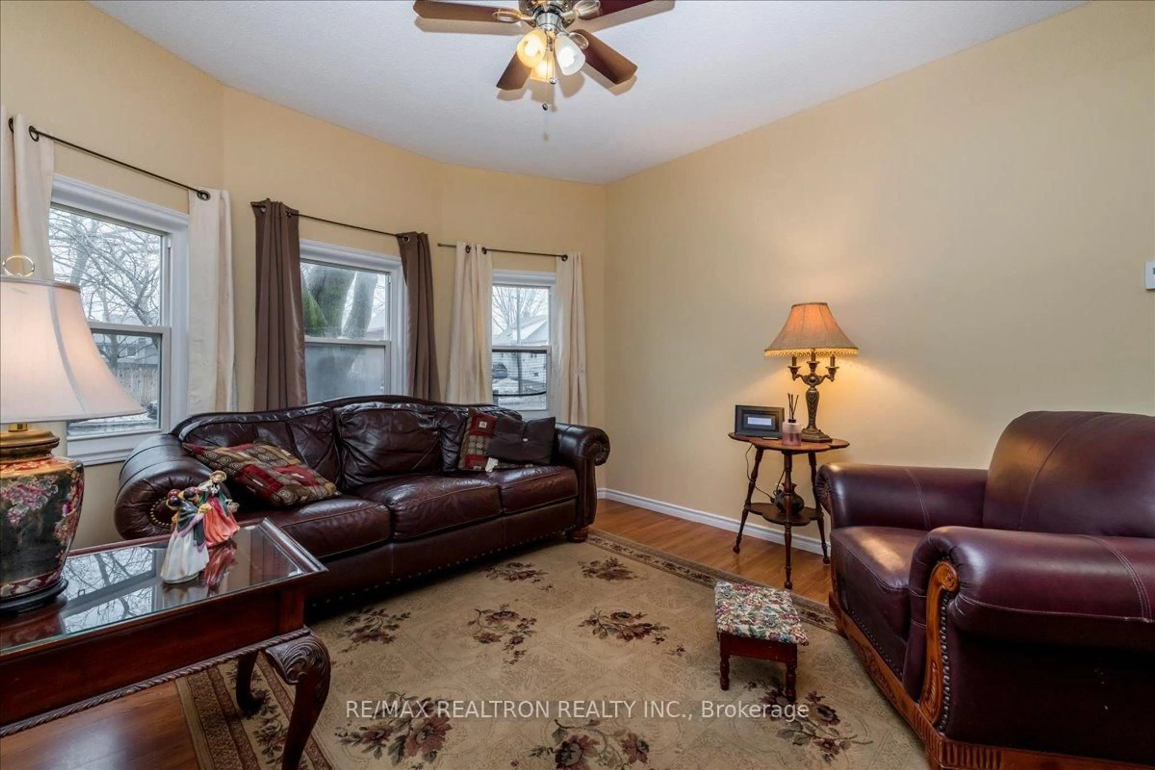 Living room with furniture, unknown for 86 John St, Barrie Ontario L4N 2K5