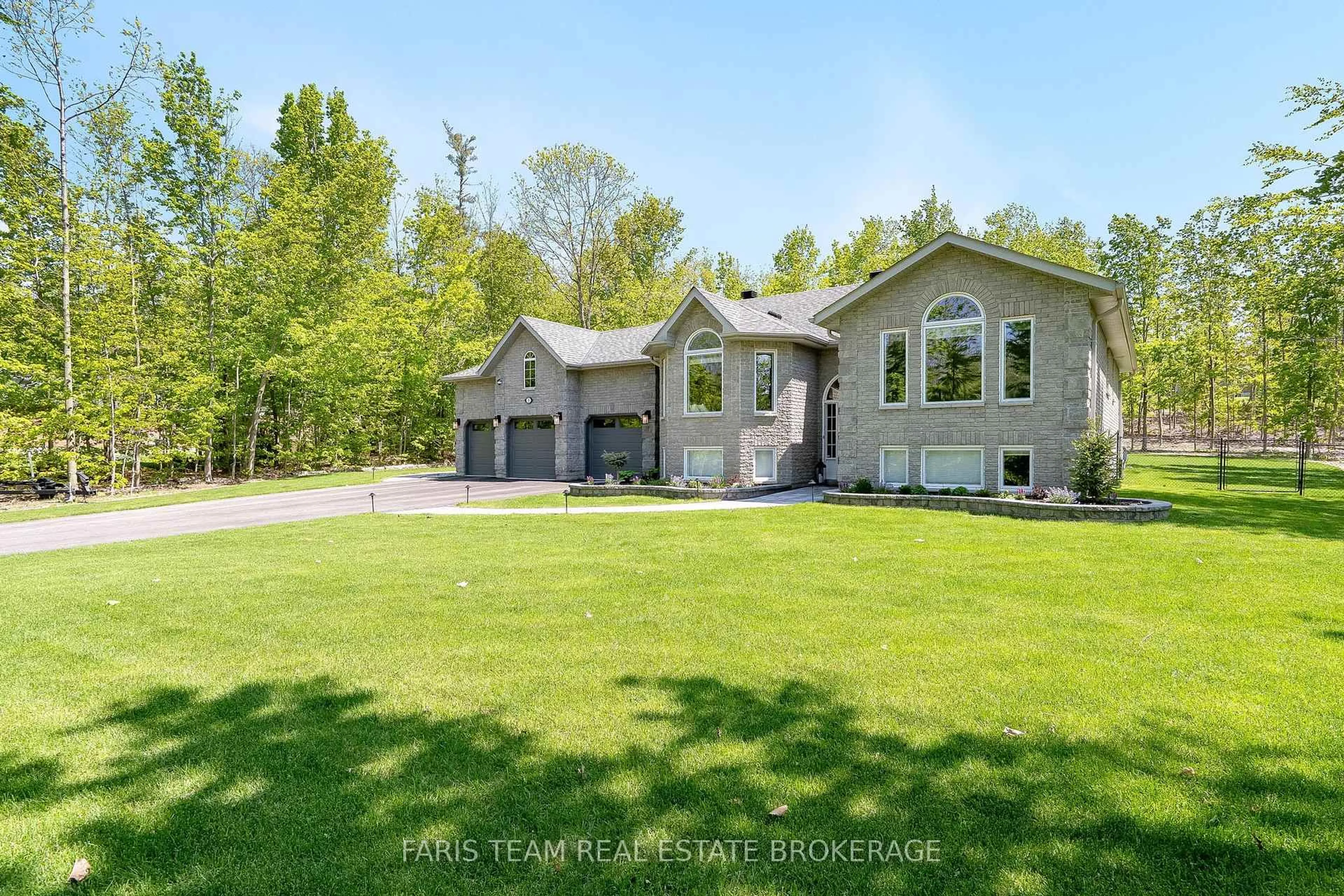 A pic from outside/outdoor area/front of a property/back of a property/a pic from drone, unknown for 1 Pineview Dr, Oro-Medonte Ontario L0L 2L0