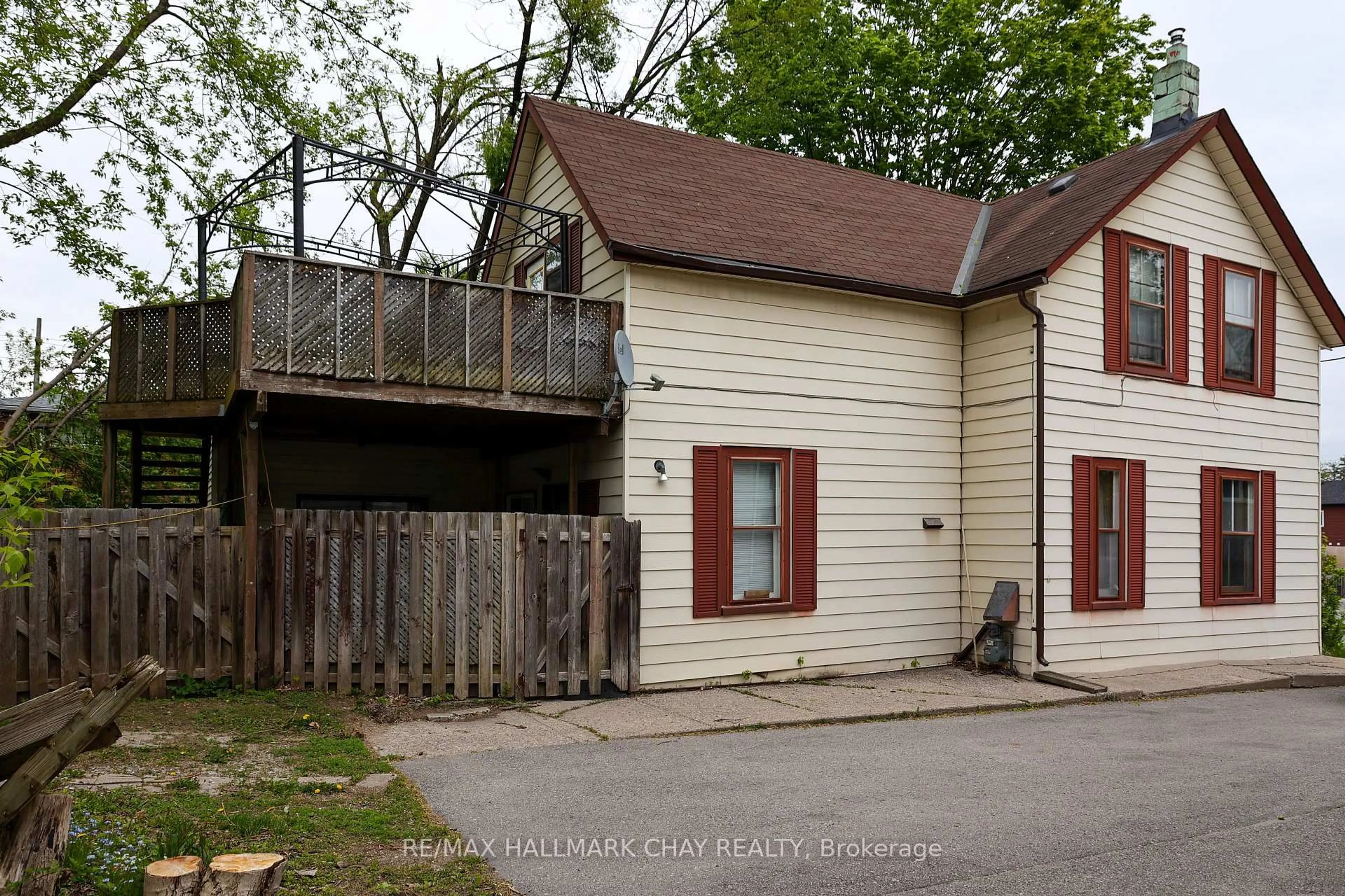 Unknown for 4 East St, Barrie Ontario L4M 2N4