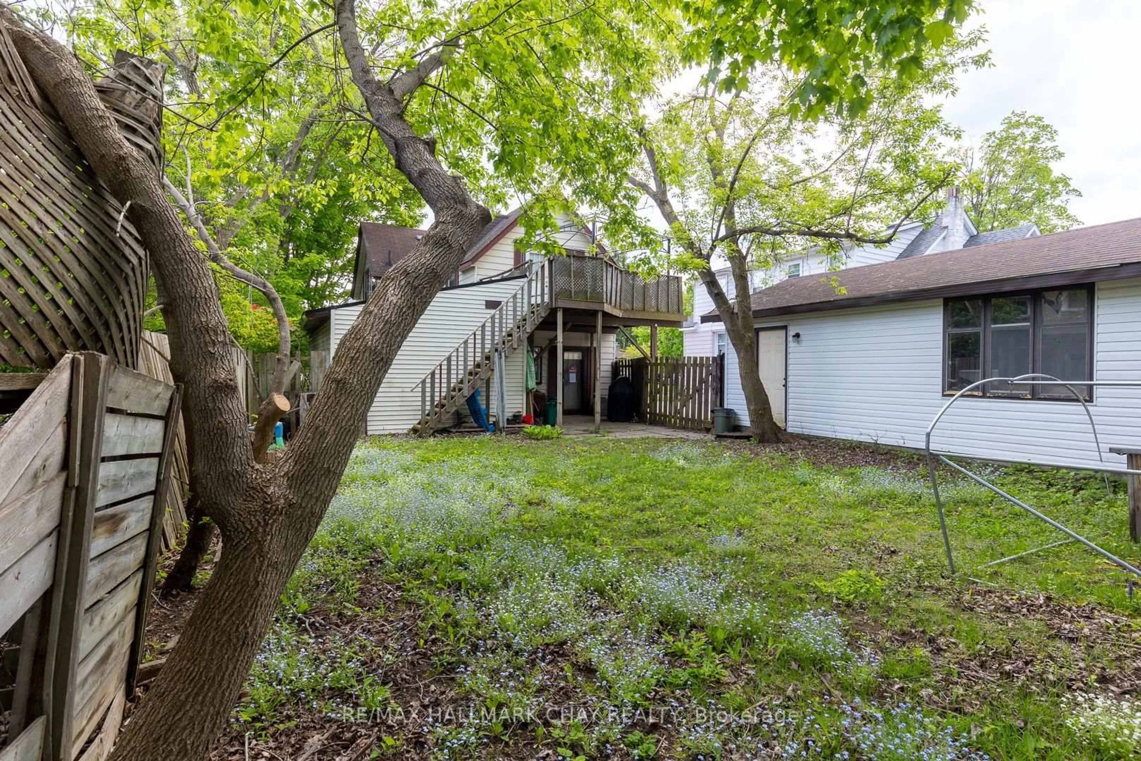 A pic from outside/outdoor area/front of a property/back of a property/a pic from drone, street for 4 East St, Barrie Ontario L4M 2N4
